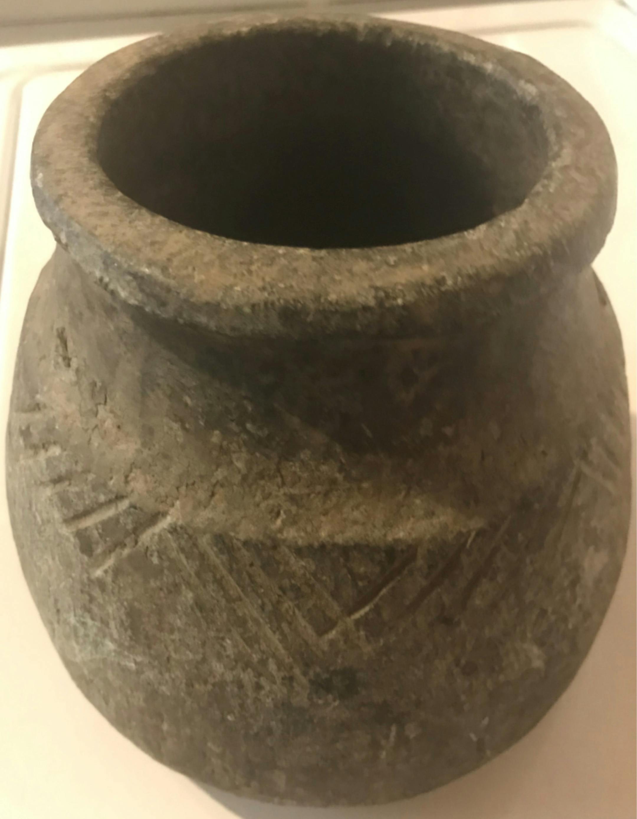 This pot appears to have been made by Native Americans. (handout/TNS) ORG XMIT: 1556878