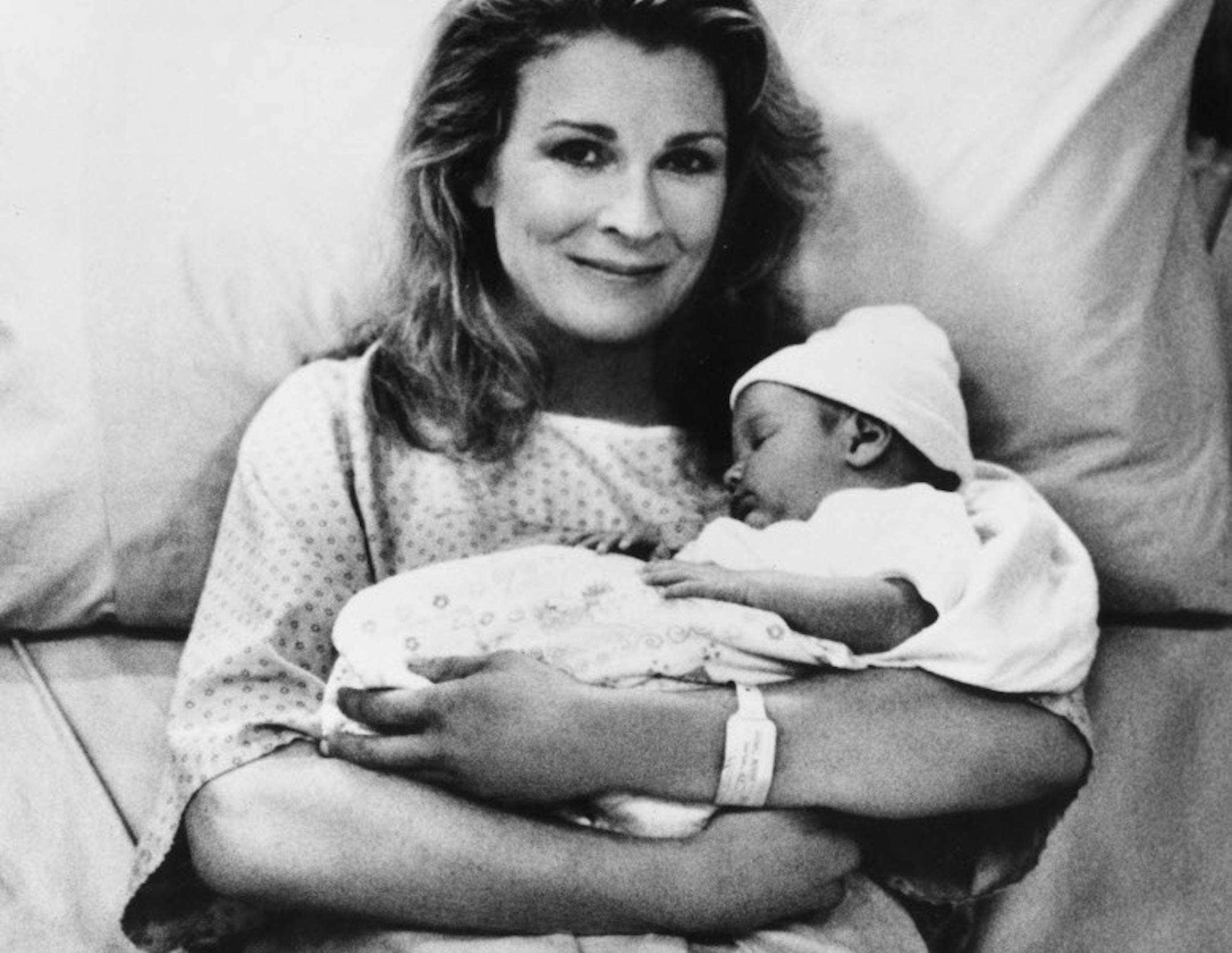 MURPHY BROWN -- Candice Bergen stars in the title role of the television show "Murphy Brown." Caption of Monday May 18, 1992, reads: "Tonight, newswoman Murphy Brown becomes the latest TV character to give birth." Handout photo courtesy of CBS Television. SPELLING Note: CANDICE is correct. (JPhil).
