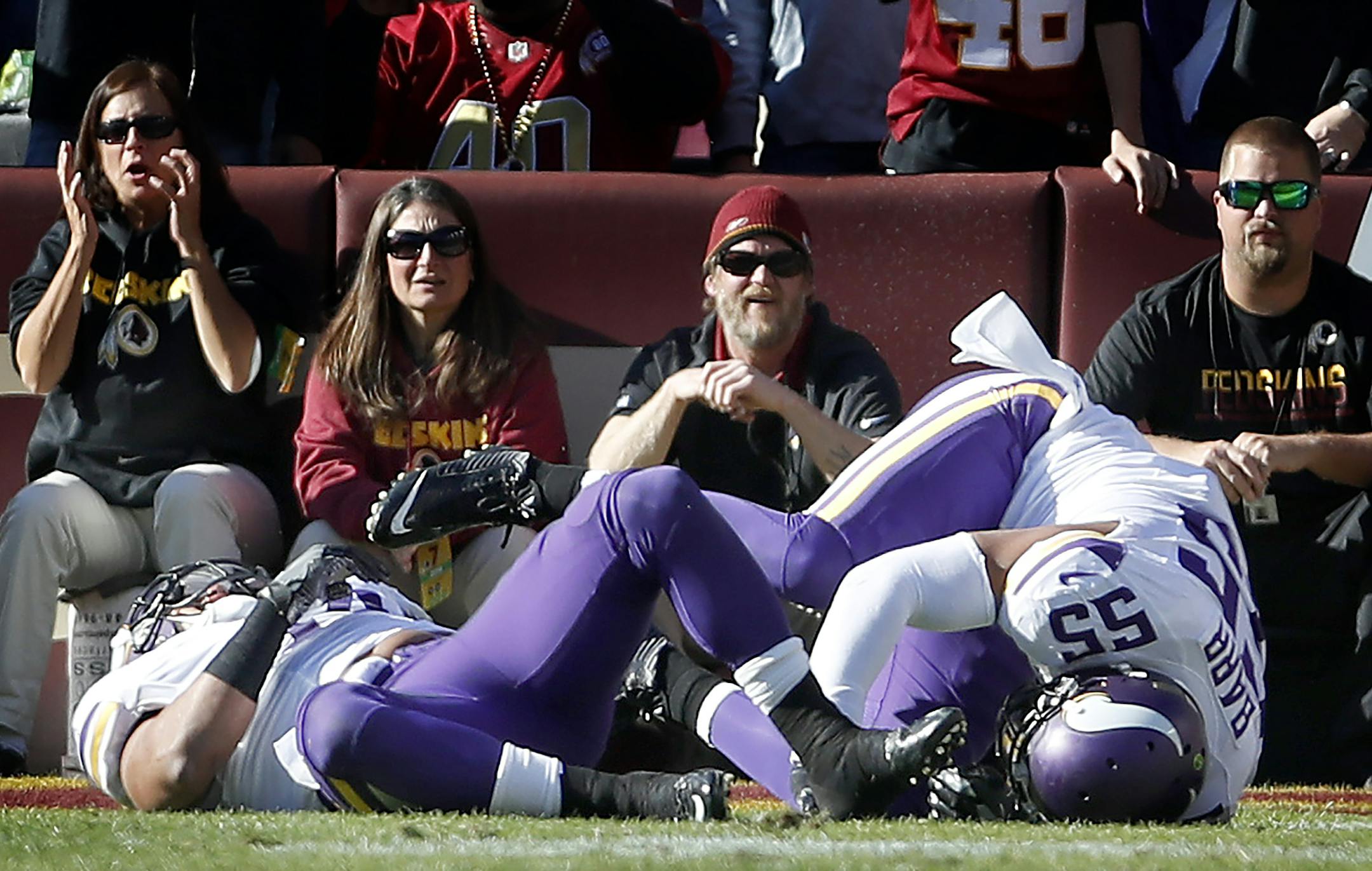 Erick Kendricks and Anthony Barr were injured on the same play in the first quarter. ] CARLOS GONZALEZ cgonzalez@startribune.com - November 13, 2016, Landover, MD, FedEx Field, NFL, Minnesota Vikings vs. Washington Redskins
