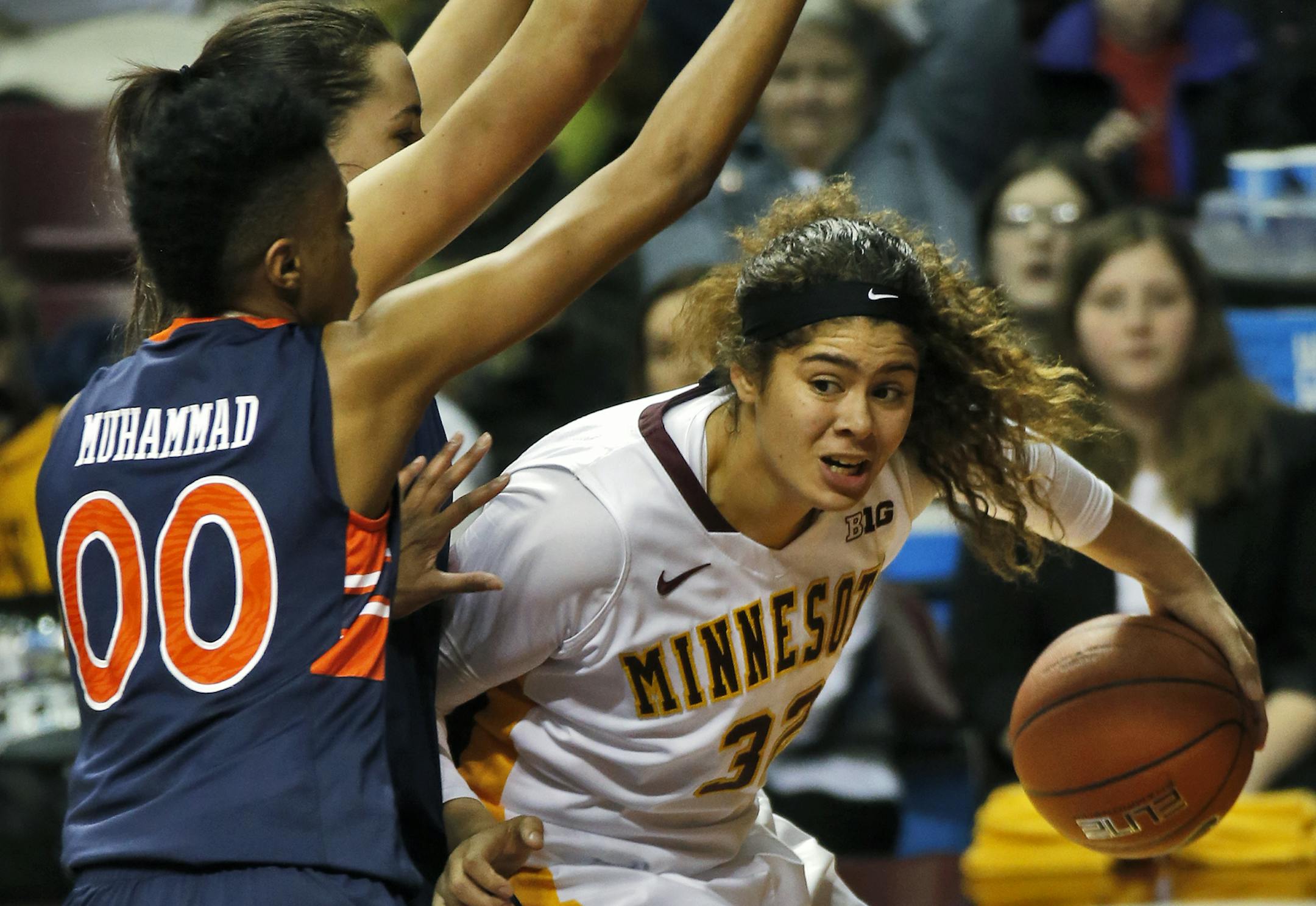 Minnesota Gophers vs. Auburn Tigers womens basketball. Minnesota's Amanda Zahui looked for help as she dribbled around the Auburn defense. (MARLIN LEVISON/STARTRIBUNE(mlevison@startribune.com)