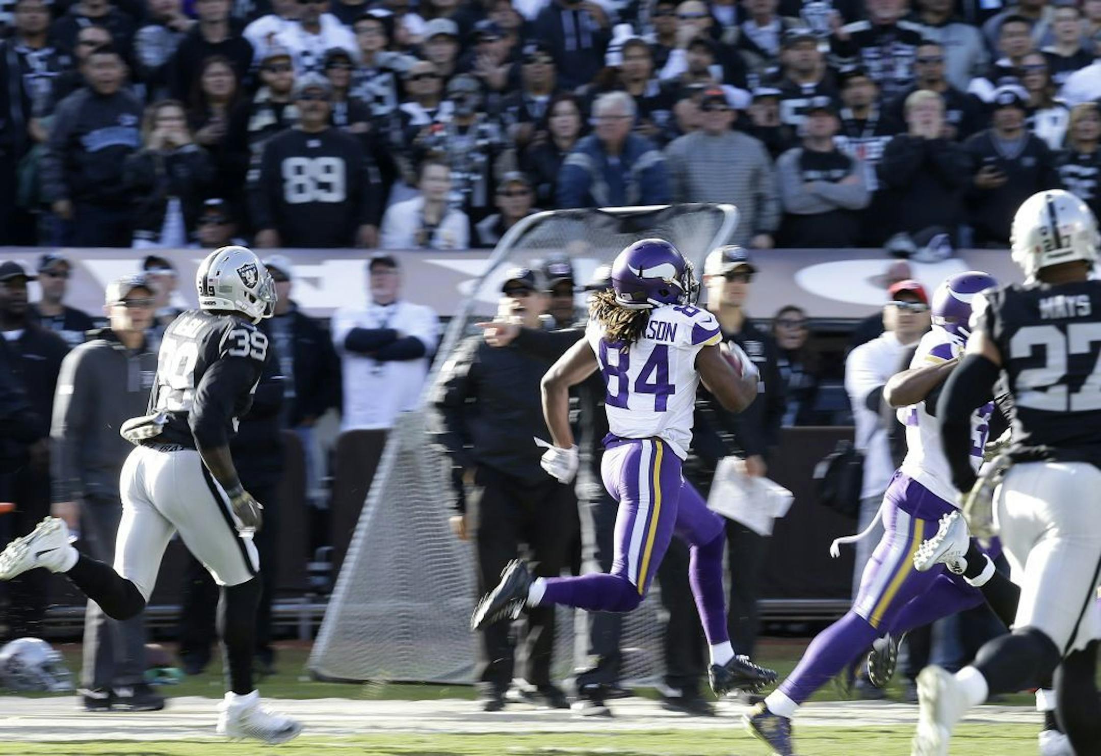 Minnesota Vikings wide receiver Cordarrelle Patterson (84) returns a kickoff for a touchdown against the Oakland Raiders during the first half of an NFL football game in Oakland, Calif., Sunday, Nov. 15, 2015.