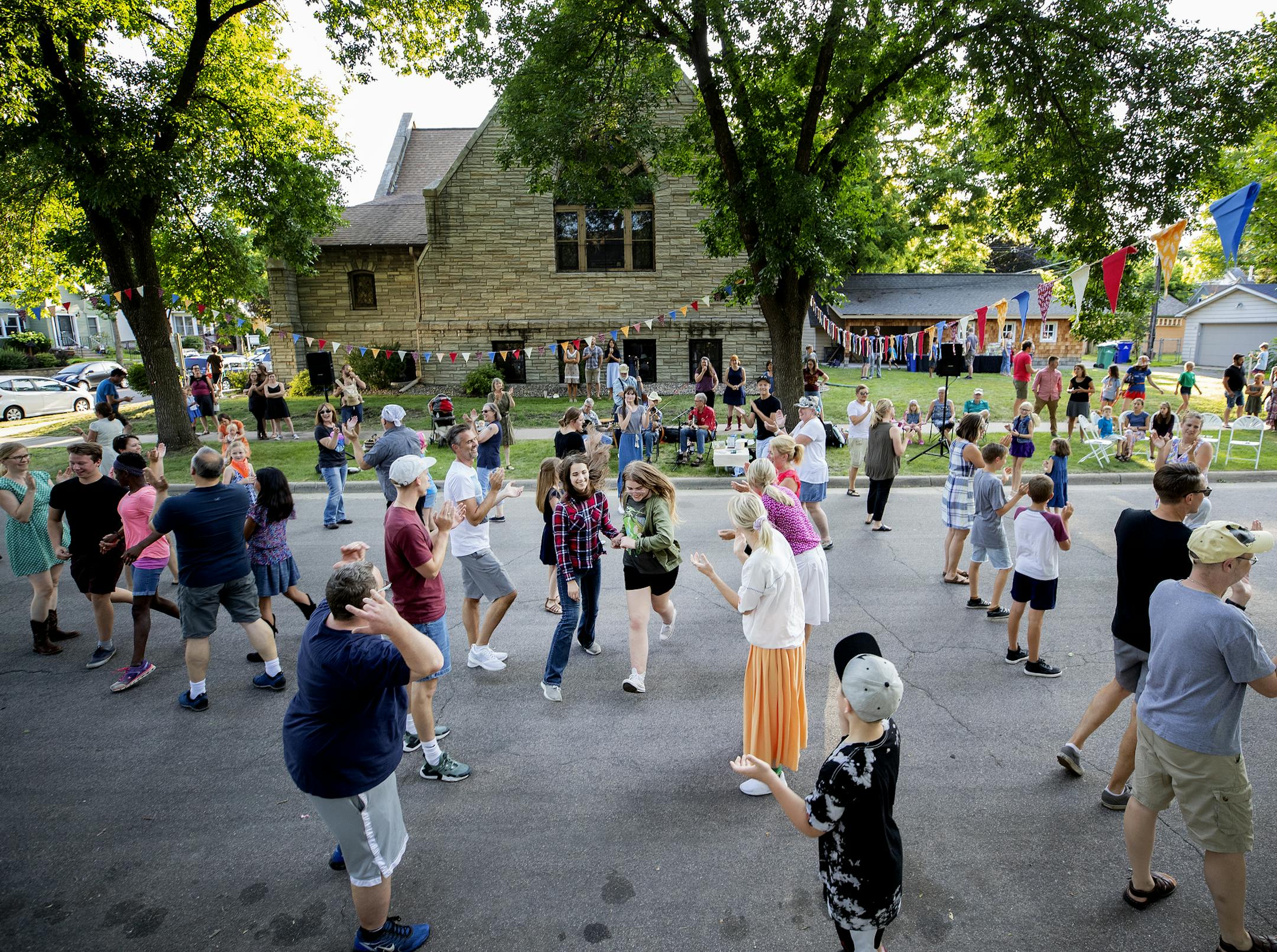 Square dancers enjoyed the music of the Eelpout Stringers at the Art House North in St. Paul. ] CARLOS GONZALEZ • cgonzalez@startribune.com – July 24, 2018, St. Paul, MN, Square dance with Eelpout Stringers at the Art House North.