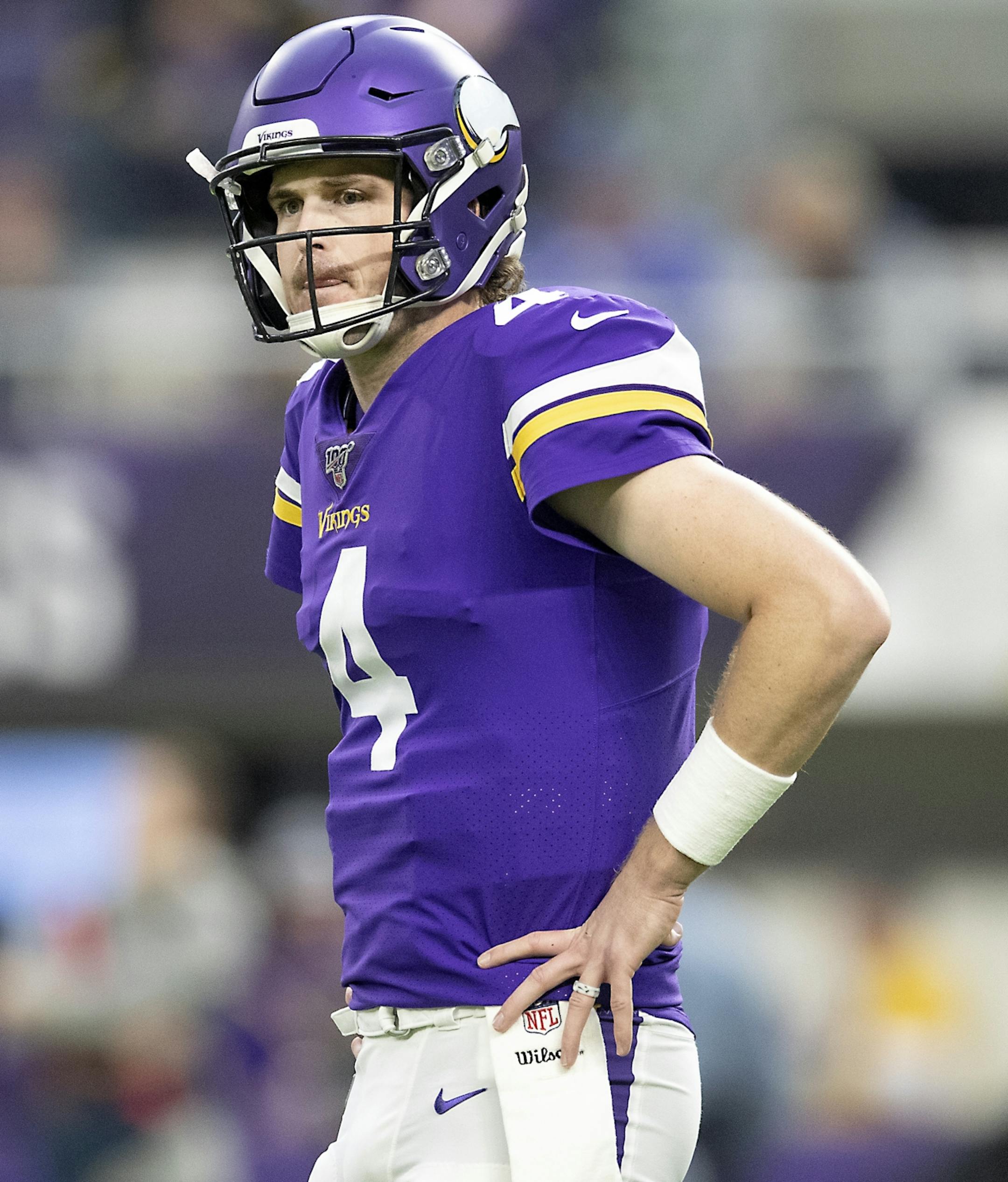 Minnesota Vikings quarterback Sean Mannion stood near the huddle before a play in the second quarter.