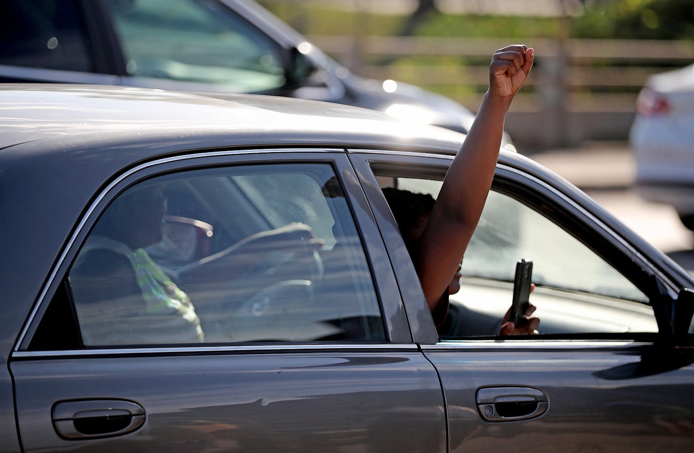 A passerby showed her support as protestors chanted on the University Avenue bridge as other protestors blocked and were arrested on the southbound interstate on 35W near the University Avenue bridge, Wednesday, July 13, 2016 in Minneapolis, MN. ] (ELIZABETH FLORES/STAR TRIBUNE) ELIZABETH FLORES &#x2022; eflores@startribune.com