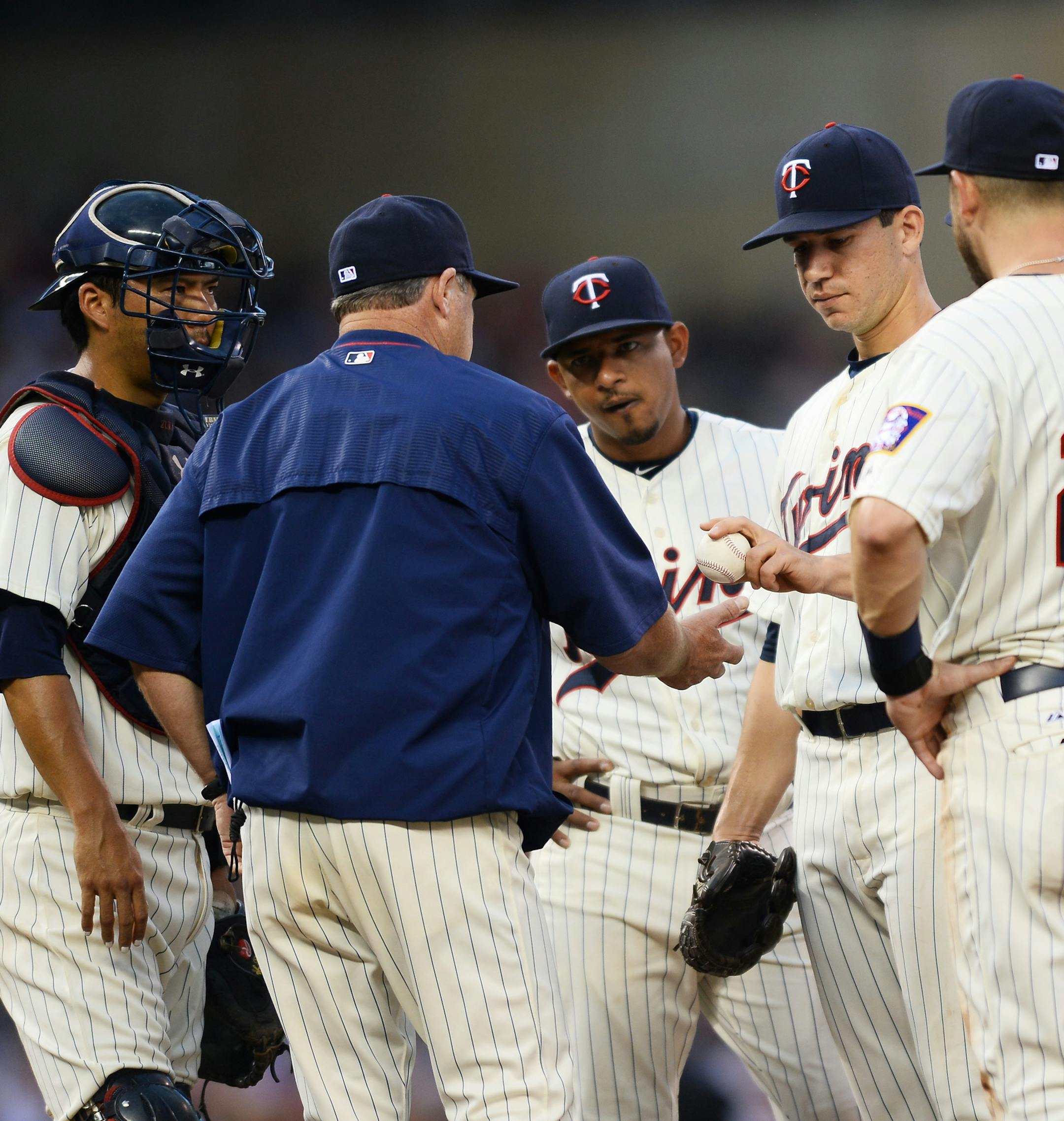 Minnesota Twins starting pitcher Tommy Milone (33) handed off the ball to acting manager Joe Vavra after being relieved in the top of the seventh inning. ] Aaron Lavinsky • aaron.lavinsky@startribune.com The Minnesota Twins played the New York Yankees Saturday, July 25, 2015 at Target Field in Minneapolis, Minn.