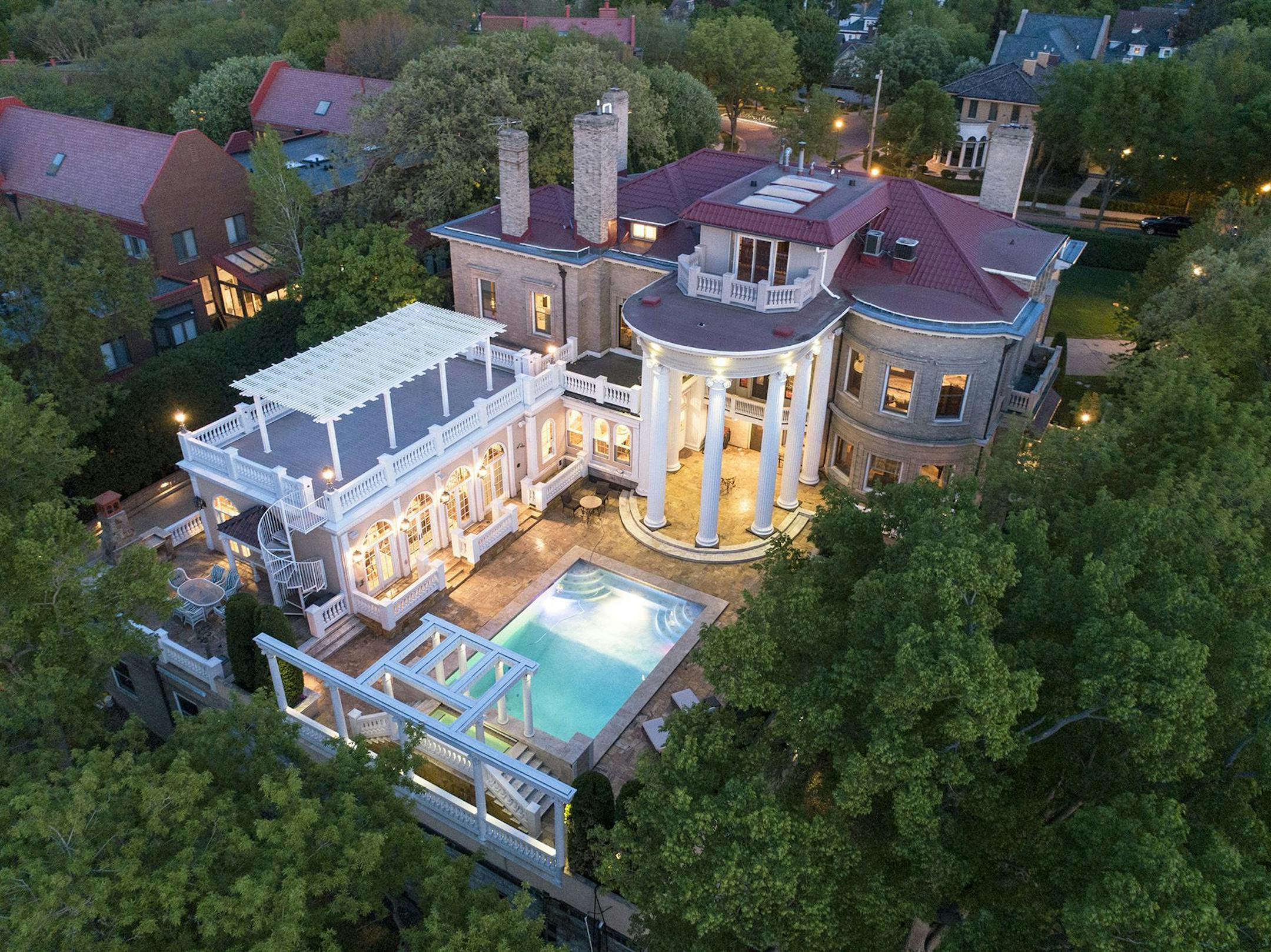 Mansion on Mount Curve