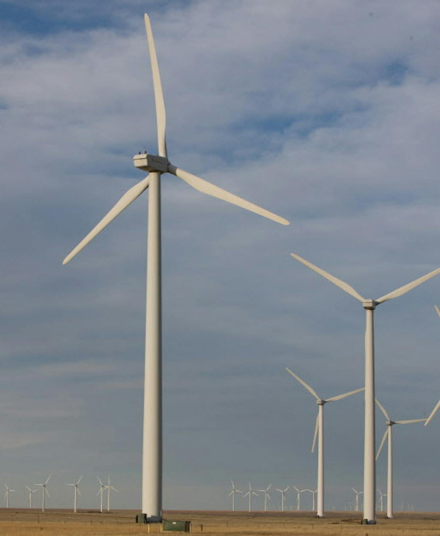 1.5 Megawatt wind turbines sit in a field at sunrise just south of Lamar, Colorado, U.S., on Friday, Nov. 6, 2009. The 162 megawatt (MW) Colorado Green Wind Power Project is a jointly owned by Iberdrola Renewables and Shell WindEnergy. Power produced at the facility is being purchased by Xcel Energy to serve its Colorado based customers. Photographer: Matthew Staver/Bloomberg ORG XMIT: 92913432