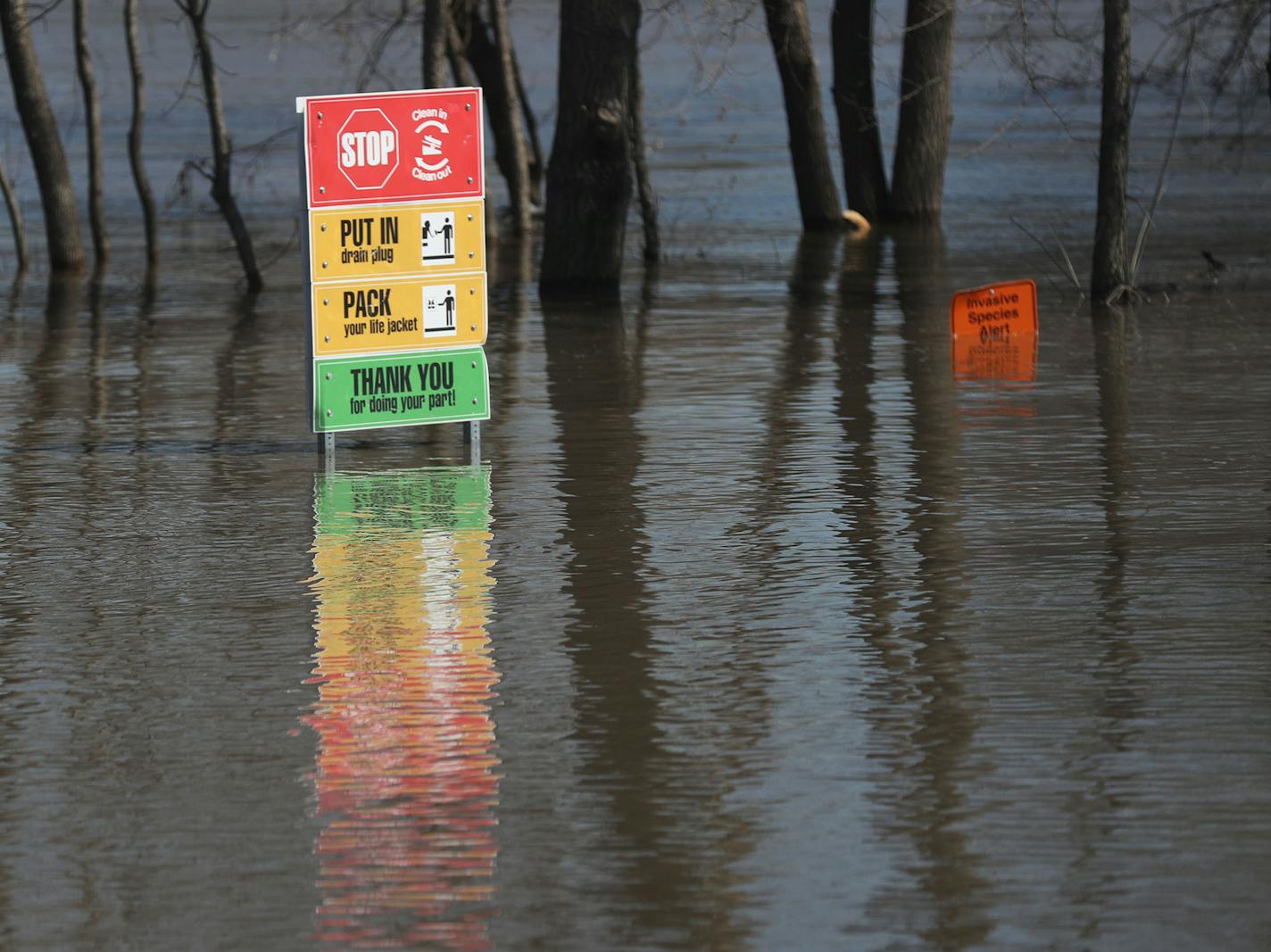 Signs are nearly underwater near Highway 19, where the Minnesota River is causing flooding and has closed down three of four highways heading into town Wednesday, March 20, 2019, in Henderson, MN.] DAVID JOLES &#x2022;david.joles@startribune.com With warmer temps starting to hit and even warmer temps forecast for this weekend, the first signs of river flooding are starting to appear in southern Minnesota along the Minnesota RIver tributaries.**Ryan Swanson, cq