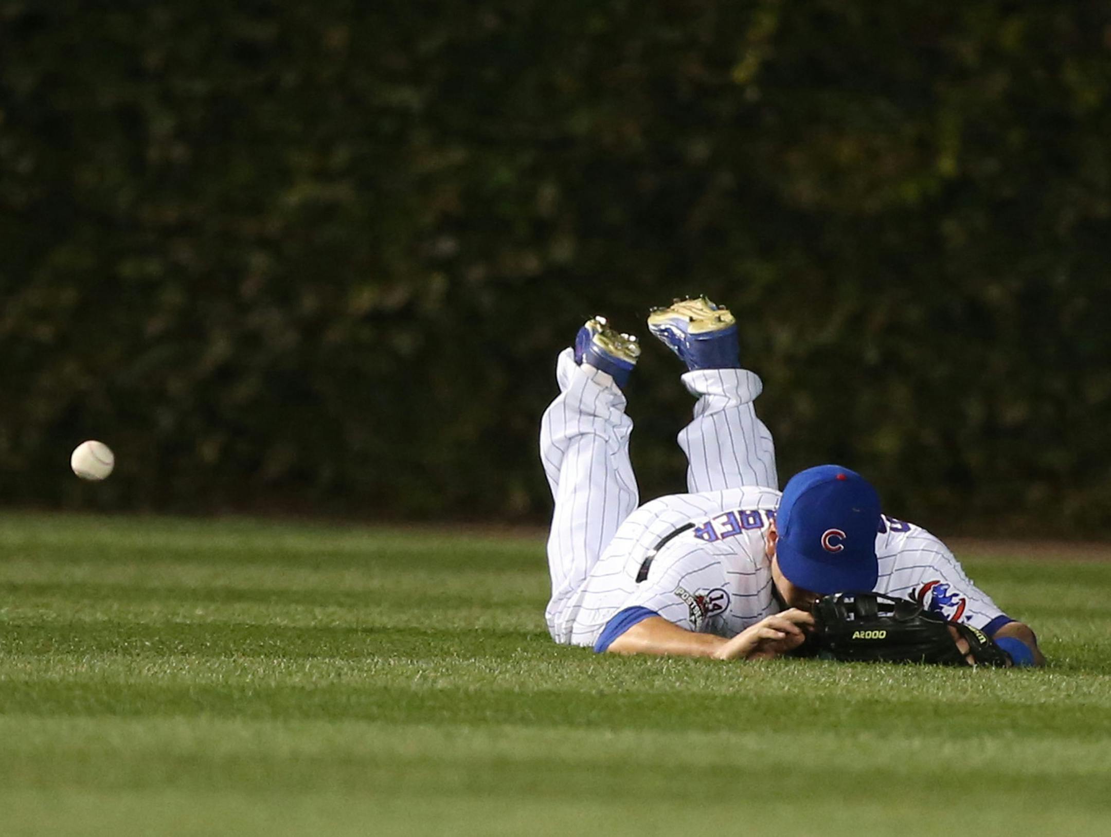 Chicago Cubs left fielder Kyle Schwarber misplays a fly ball in the first inning against the New York Mets during Game 4 of the NLCS on Wednesday, Oct. 21, 2015, at Wrigley Field in Chicago. (Nuccio DiNuzzo/Chicago Tribune/TNS)