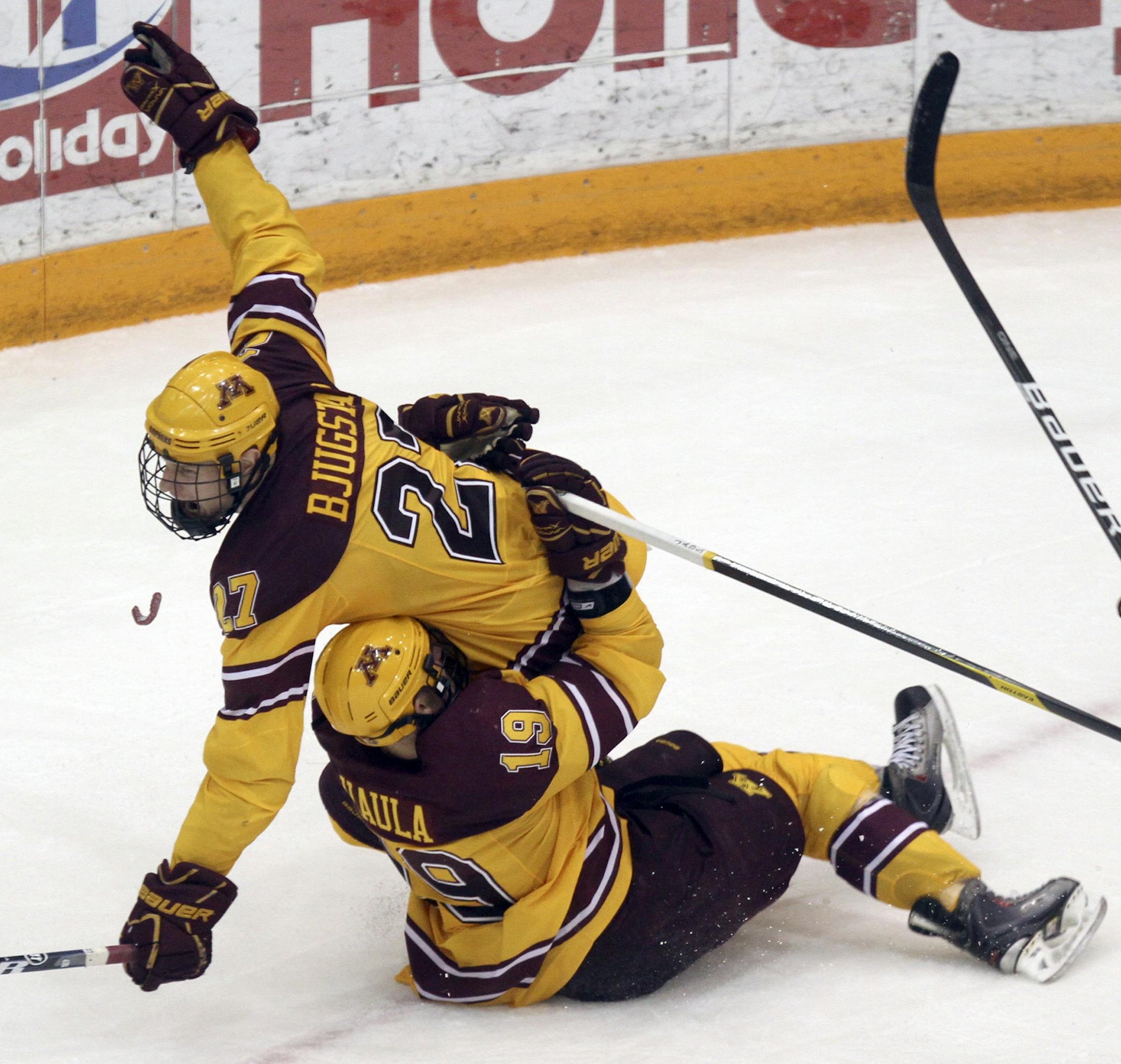 Minnesota's Nick Bjugstad celebrated with teammate Erik Haula after Bjugstad scored the tying goal with 1:17 left during the third period at Mariucci Arena in Minneapolis Min., Friday, January 20, 2012. Gophers lose to Colorado 2-1 ] (KYNDELL HARKNESS/STAR TRIBUNE) kyndell.harkness@startribune.com ORG XMIT: MIN2014112318220445