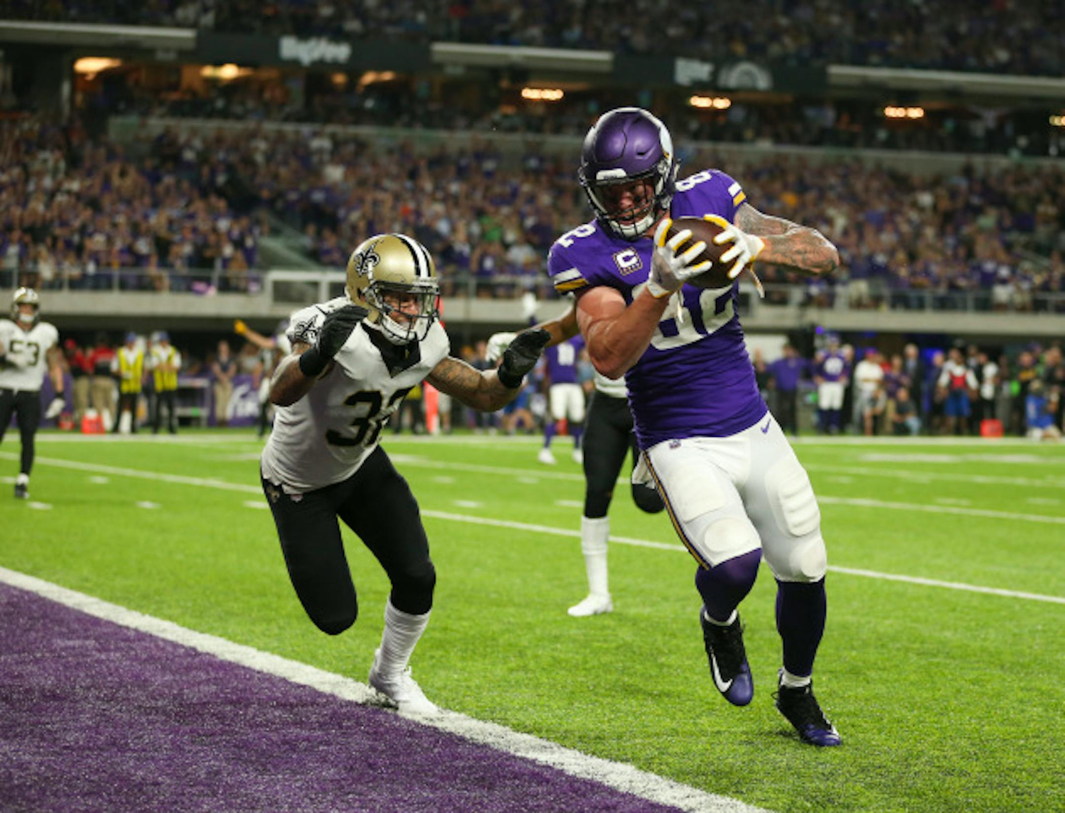 Minnesota Vikings tight end Kyle Rudolph (82) scores on a 15 yard touchdown pass from Sam Bradford in the fourth quarter Monday night, Sept. 11, 2017 at U.S. Bank Stadium in Minneapolis, Minn. The Vikings won, 29-19. (Jeff Wheeler/Minneapolis Star Tribune/TNS)  ORG XMIT: 1210887