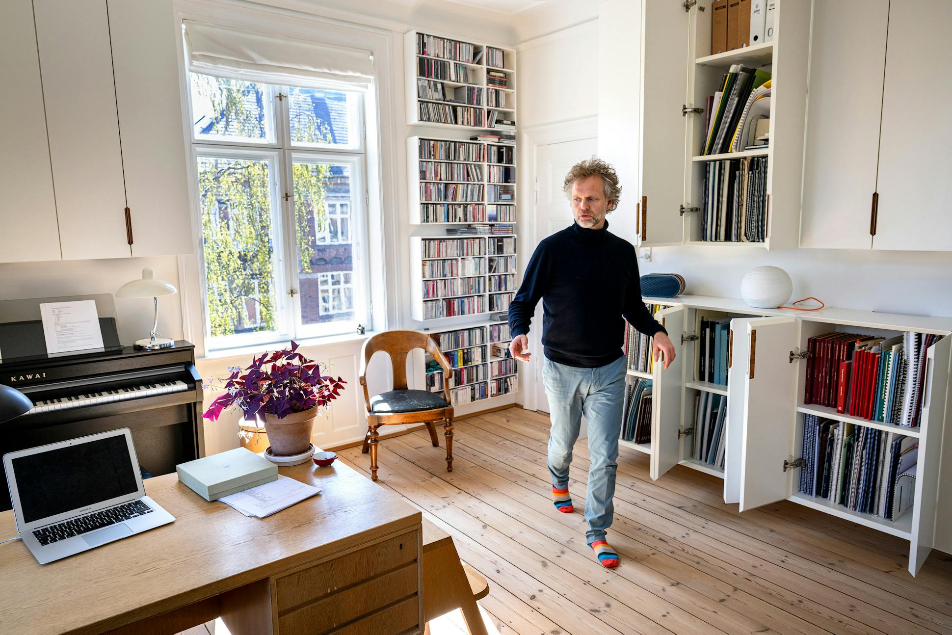 The bright, neat study in Thomas Søndergård's Copenhagen home is filled with scores. “He really is a workhorse, that one,” said Andreas Landin, his husband, an opera singer. “He works and works and works.”