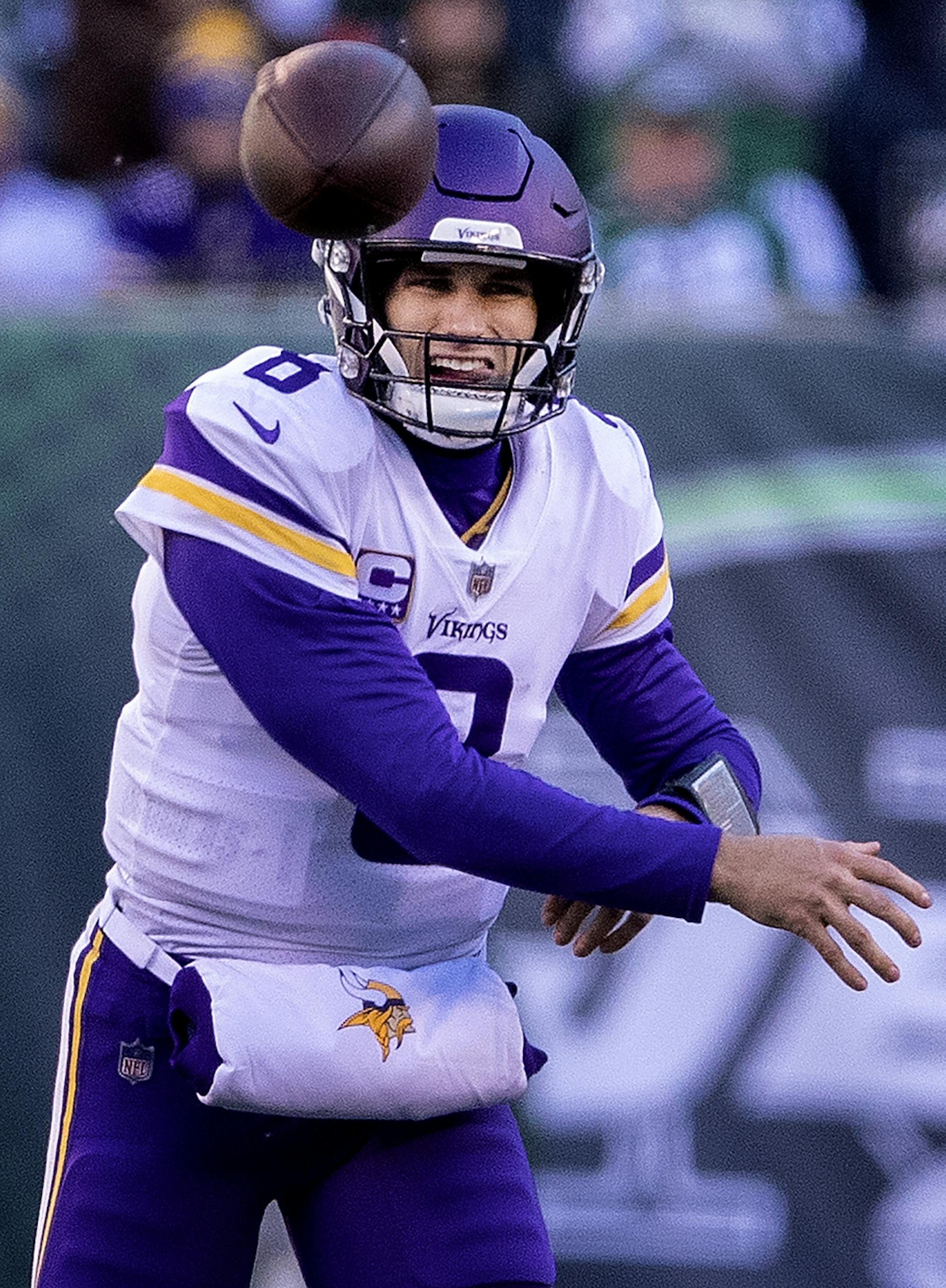 Kirk Cousins (8) attempted a pass in the fourth quarter.