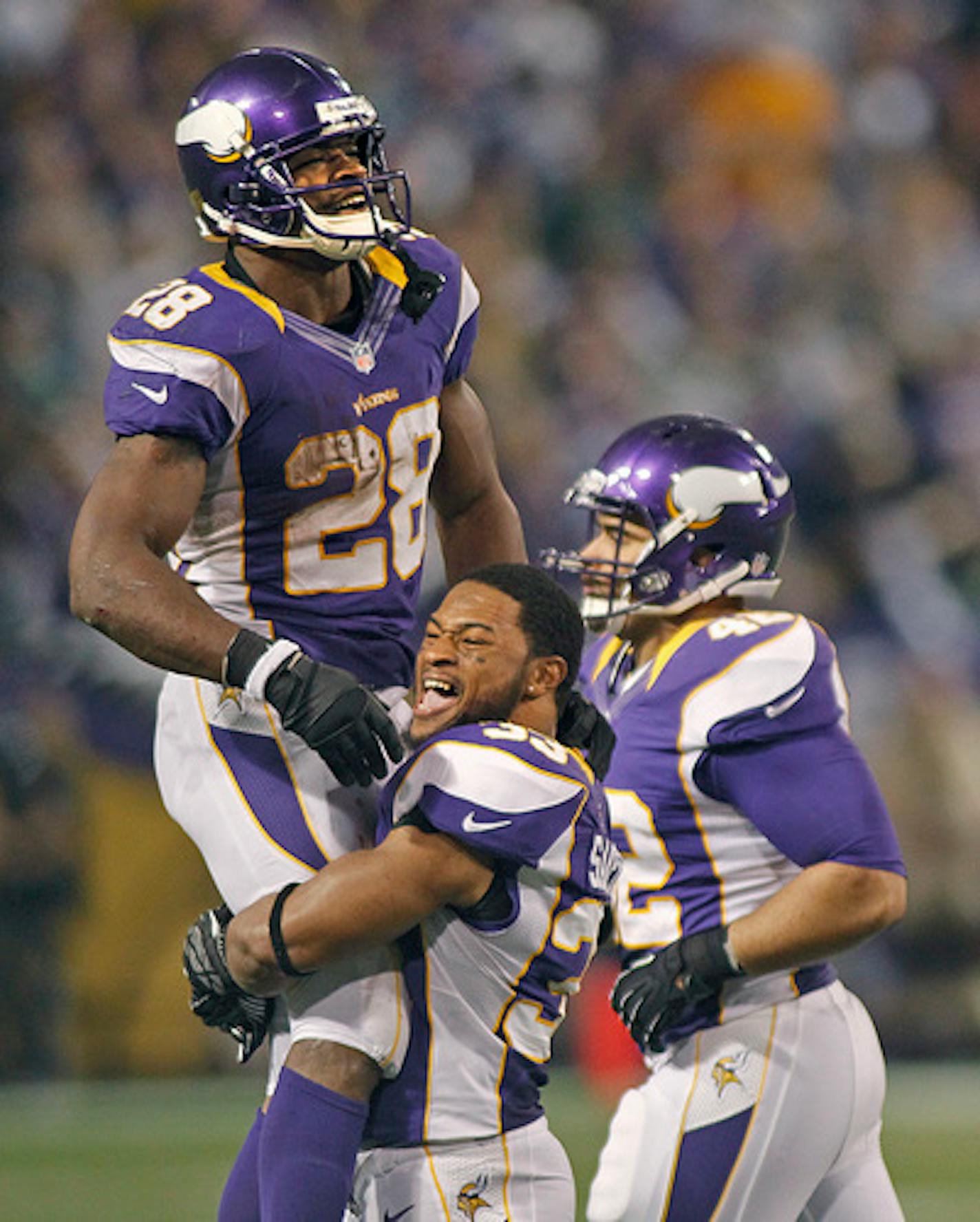 Vikings Adrian Peterson is lifted by teammate Jamarca Sanford after he left the field for the final against the Green Bay Packers at Mall of America Field, Sunday, December 30, 2012 in Minneapolis, MN.  (ELIZABETH FLORES/STAR TRIBUNE) ELIZABETH FLORES ¥ eflores@startribune.com