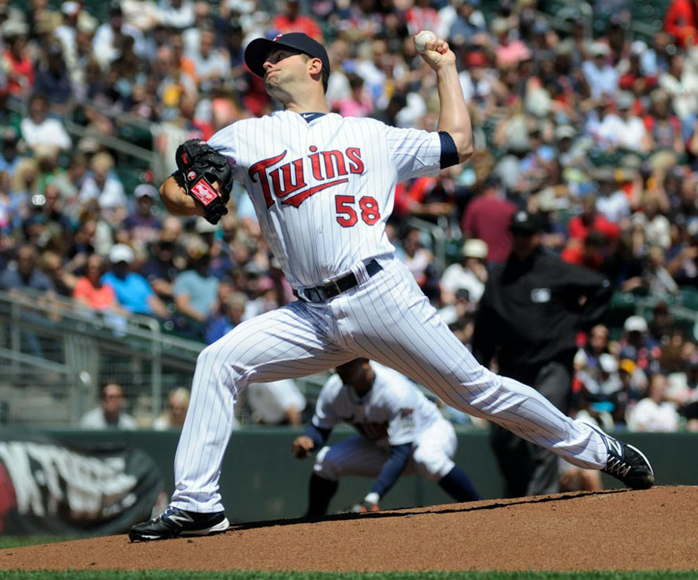 Minnesota Twins' Scott Diamond pitches against the Seattle Mariners during the first inning of a baseball game, Sunday, June 2, 2013, in Minneapolis. (AP Photo/Craig Lassig)