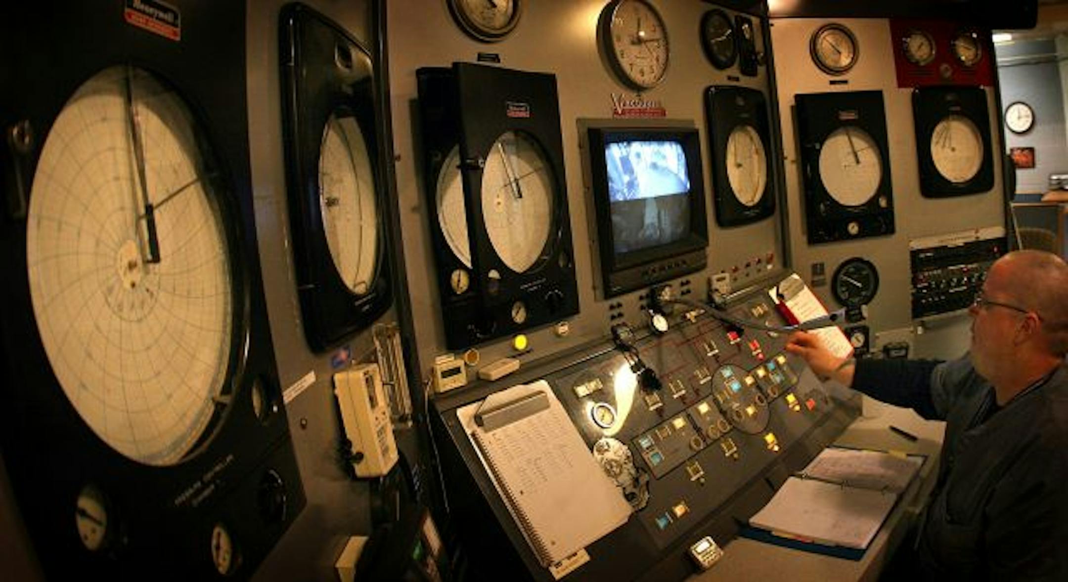 Joe Harris monitored the operation of the chamber from a control console. The chamber is in a building at 5th Street and Portland Avenue in Minneapolis, but plans call for putting a replacement inside the medical center.