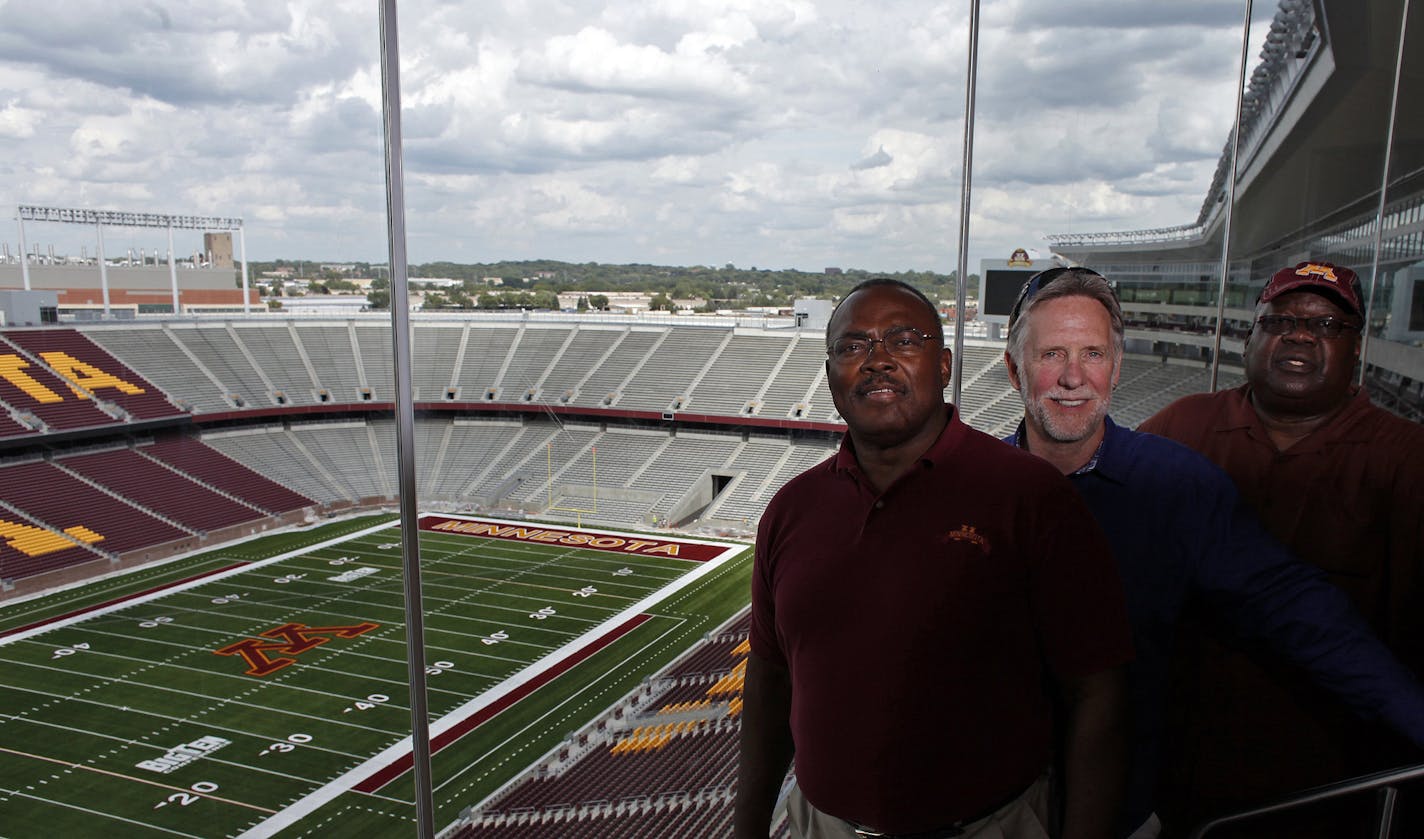 Jim Carter, center, posed with former Gophers football players John Williams and Ezell Jones at TCF Bank Stadium in 2009.