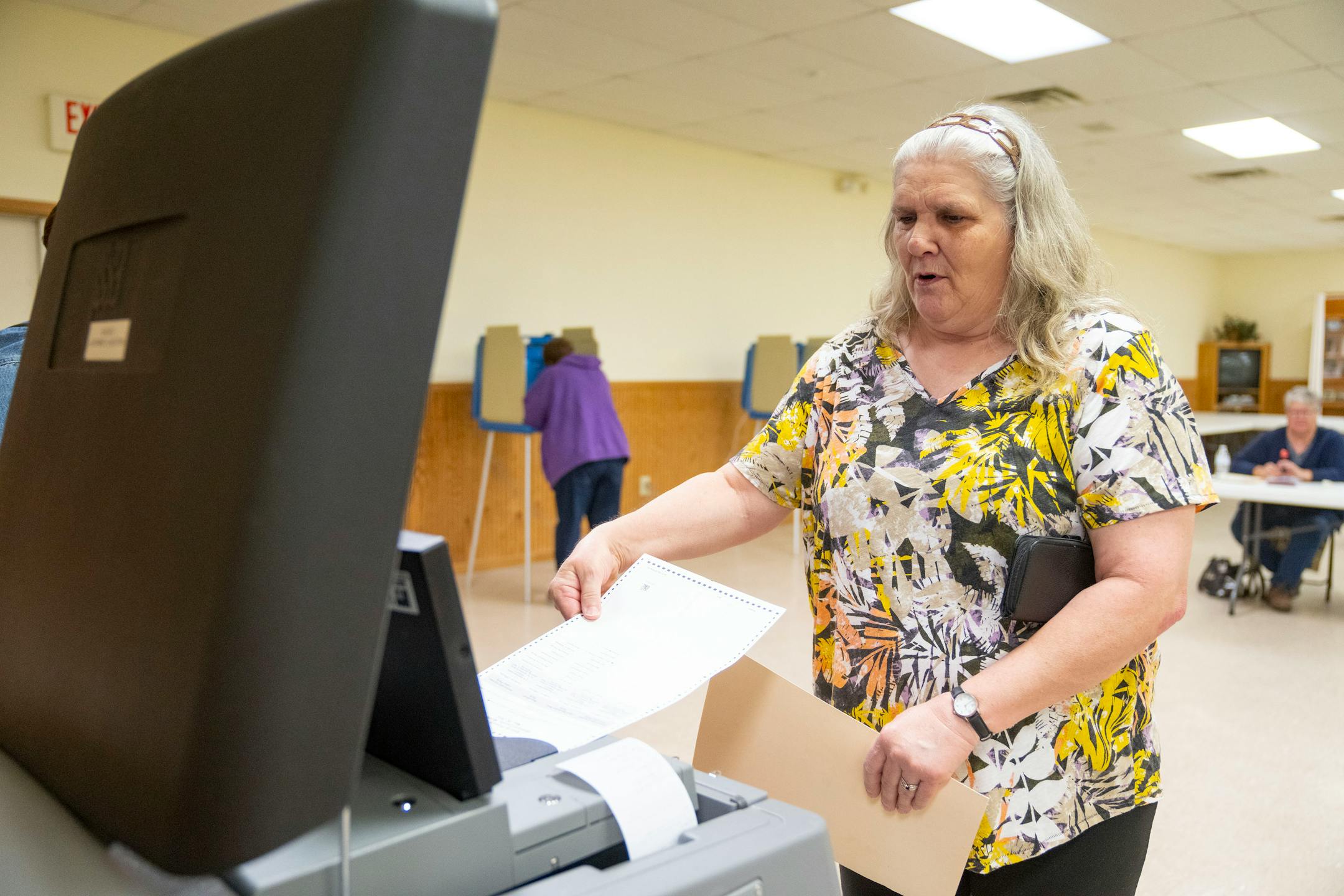 Gladys Klaseus cast her vote in a special primary to replace the first congressional district seat of the late Jim Hagedorn Tuesday, May 24, 2022 at Waldorf Community Center in Waldorf, Minn. ]