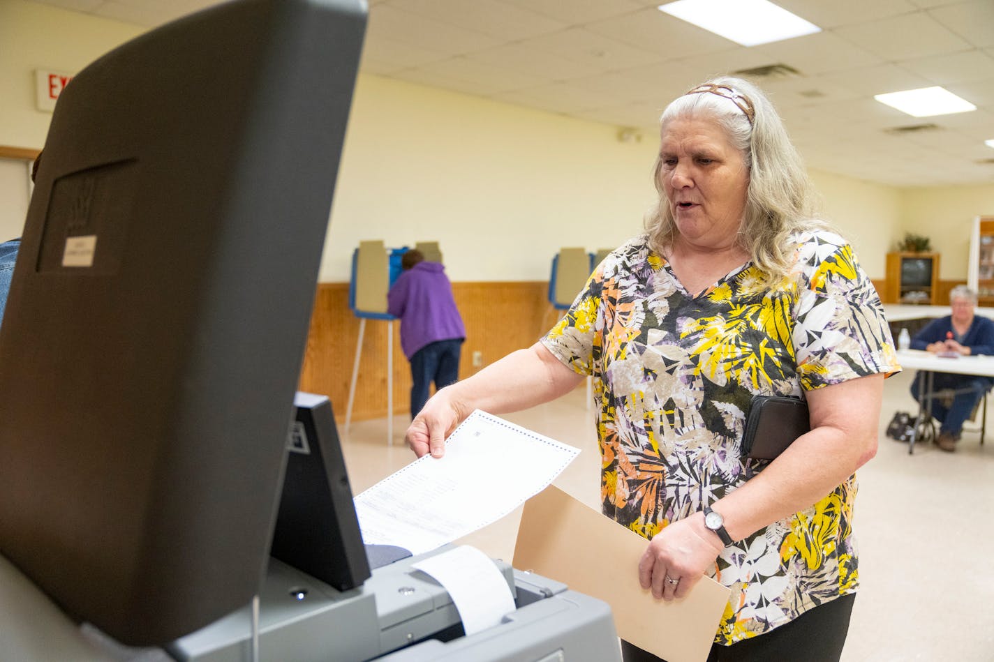 Gladys Klaseus cast her vote in a special primary to replace the first congressional district seat of the late Jim Hagedorn Tuesday, May 24, 2022 at Waldorf Community Center in Waldorf, Minn. ]