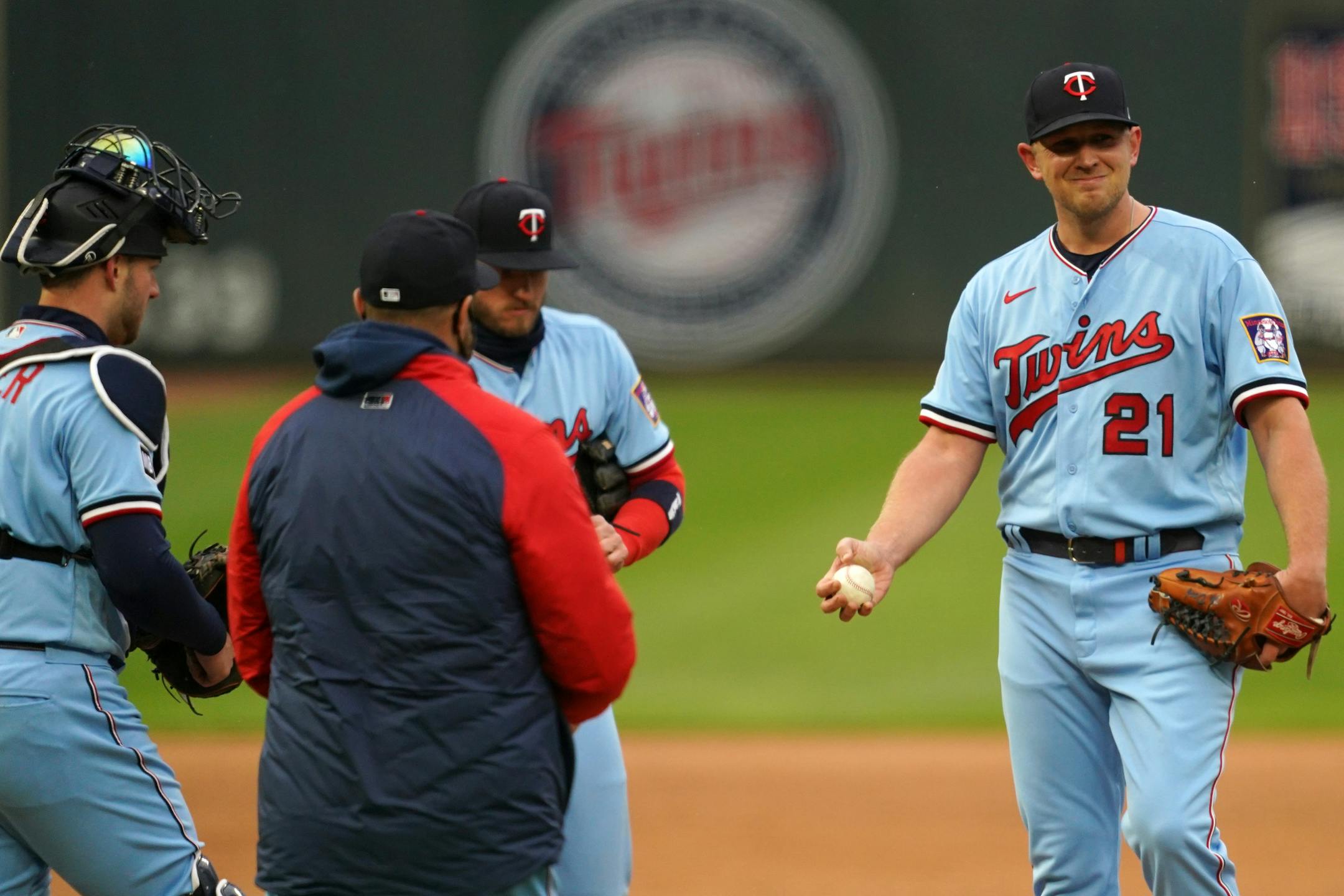 Minnesota Twins relief pitcher Tyler Duffey (21) was pulled by Minnesota Twins manager Rocco Baldelli (5) in the fifth inning of the second game.
