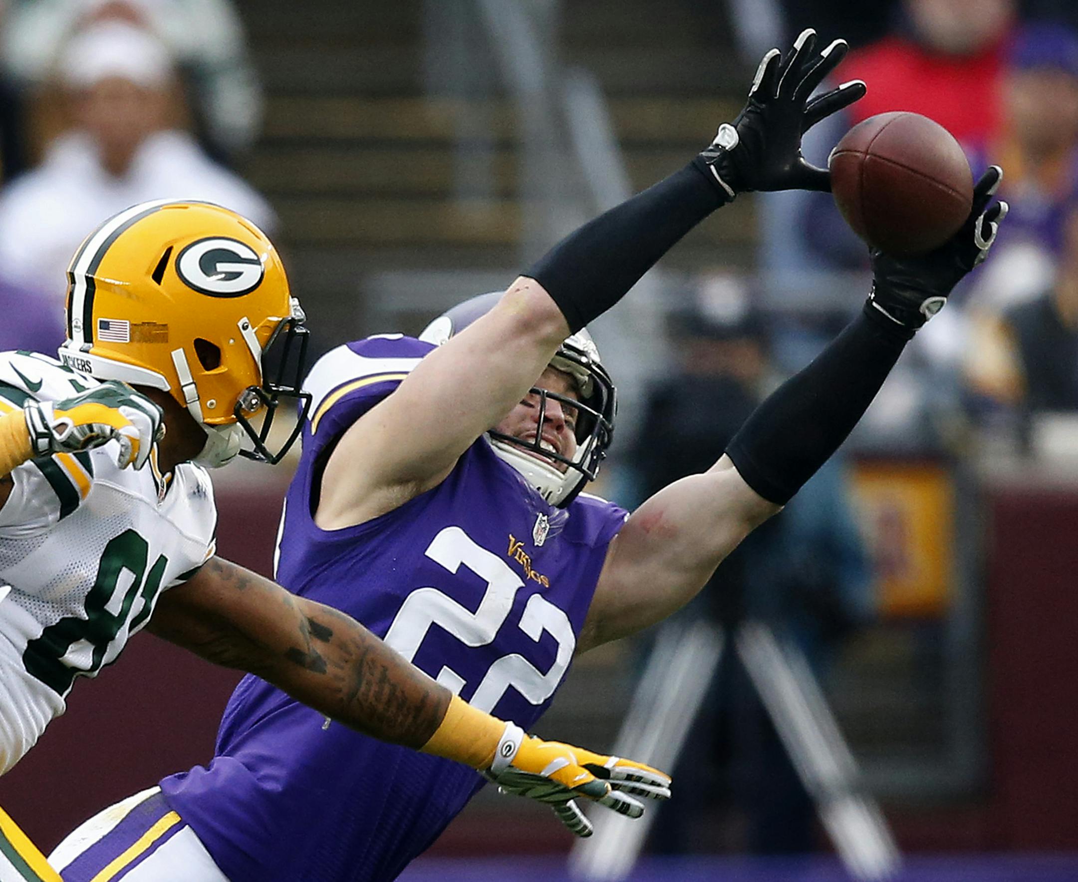 Vikings safety Harrison Smith (22) almost intercepted an Aaron Rodgers pass in the third quarter. Green Bay beat Minnesota by a final score of 24-21.