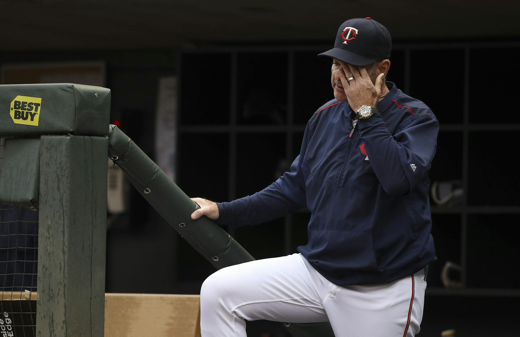 Twins manager Paul Molitor wiped his brow with his team on the field in the ninth inning Sunday afternoon. ] JEFF WHEELER ï jeff.wheeler@startribune.com The Minnesota Twins lost their final home game the season 4-3 to the Seattle Mariners Sunday afternoon, September 25, 2016 at Target Field in Minneapolis.