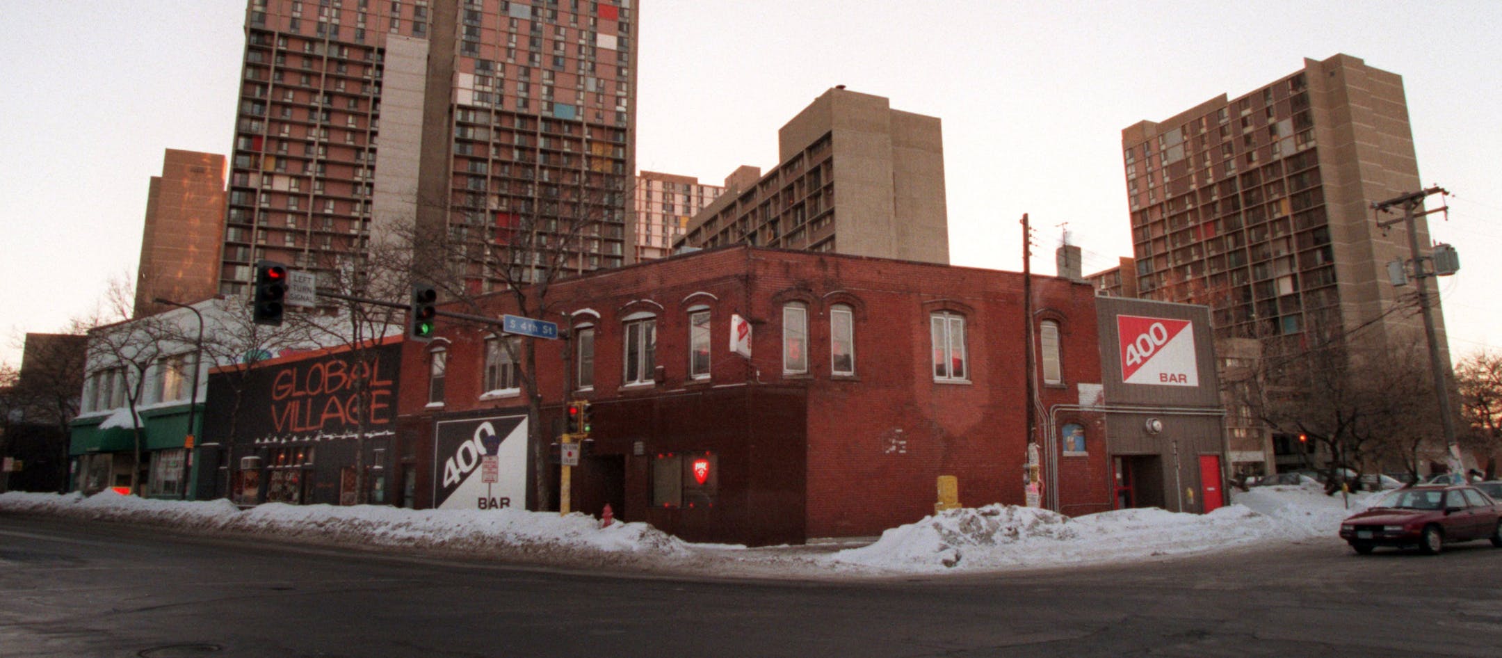 400 Bar at the Ceder-Riverside area. - 1997 ORG XMIT: MIN2012122819063728 ORG XMIT: MIN1402041738251289