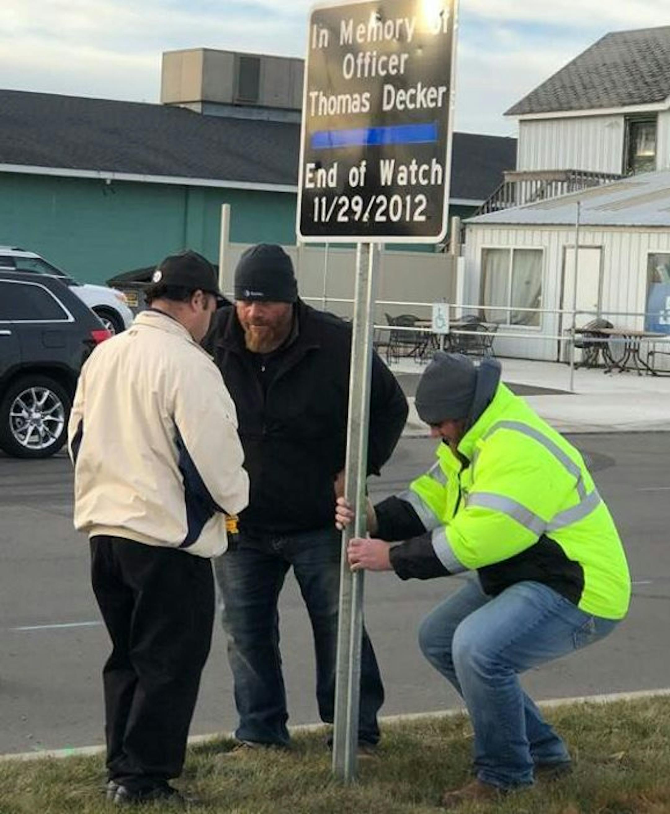A memorial sign is installed on Nov. 29, 2017 to honor Officer Thomas Decker five years after the fatal shooting. ORG XMIT: 6nuugZFN33eqkGMdgOtT