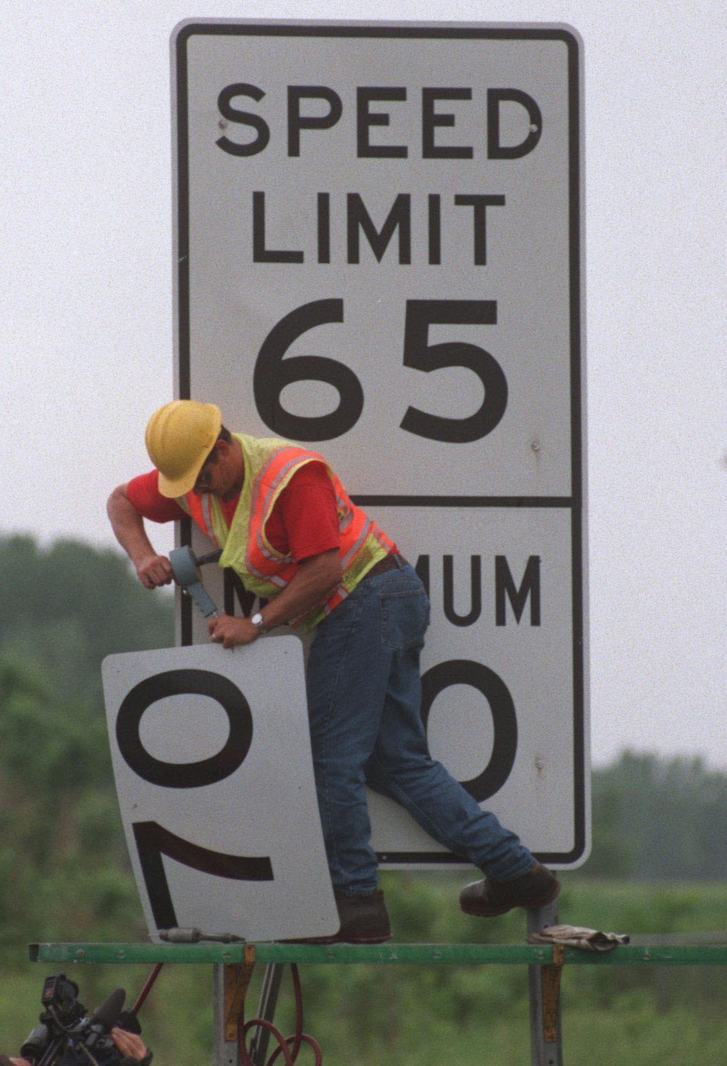 -- Minnesota Transportation Department worker Myron Hennen changes a speed limit sign from 65 mph to 70 mph along HWY 35 in Forest Lake.... ORG XMIT: MIN2015062312442827