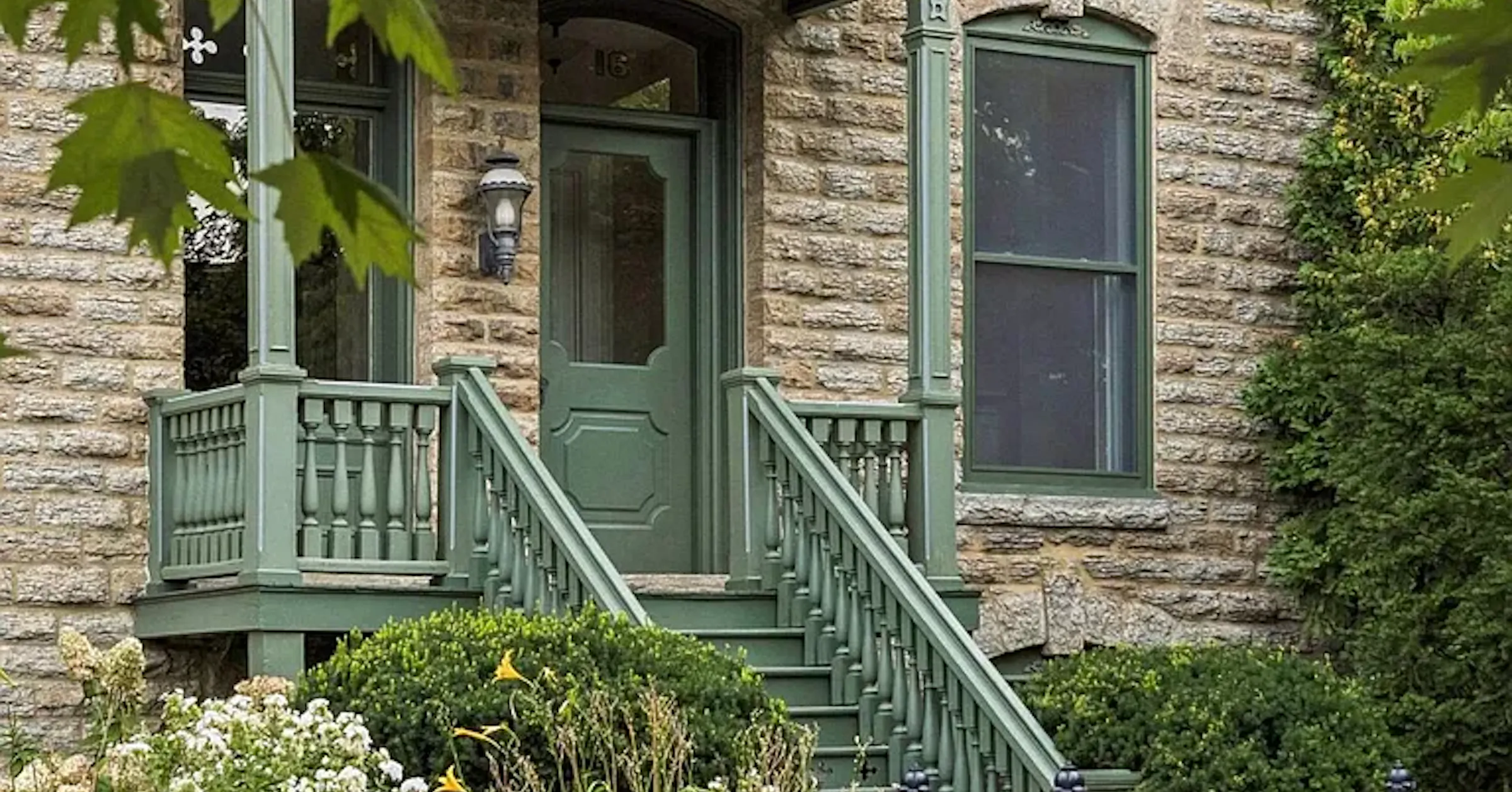 Reihenhaus im Stil des Paris des 19. Jahrhunderts auf Nicollet Island in ...