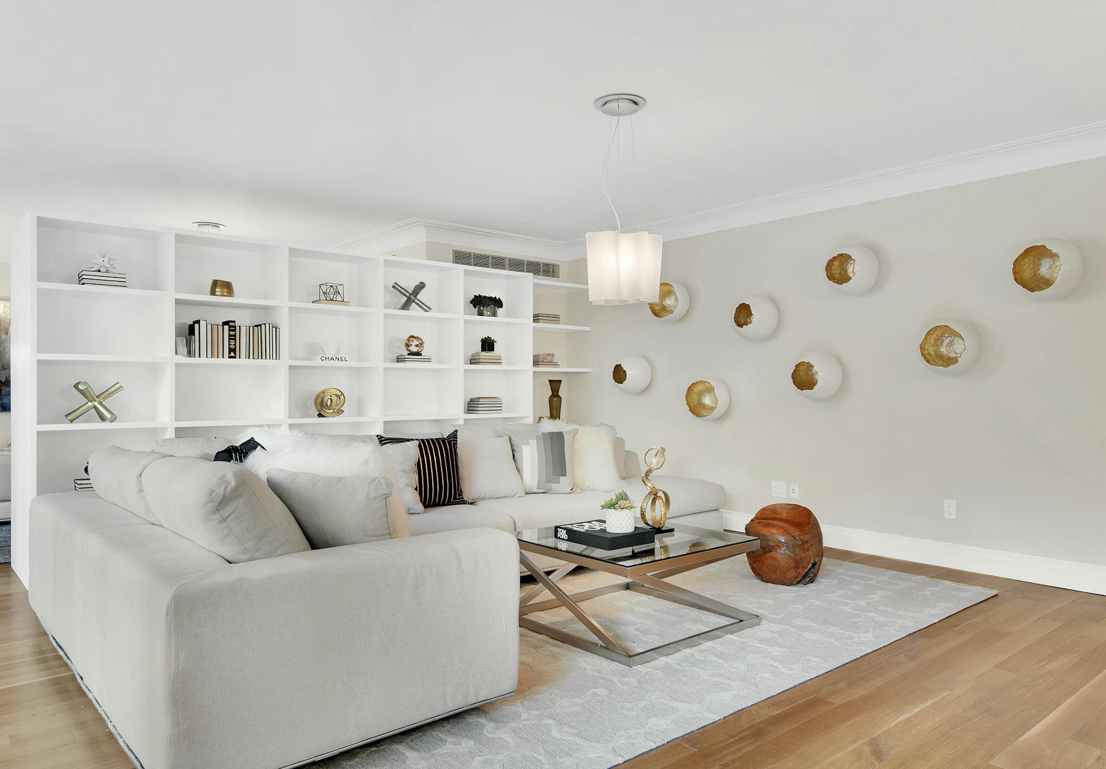 Broken ìeggî ceramic art lined in gold makes a dramatic statement in this living room. (Design Recipes) ORG XMIT: 1222674