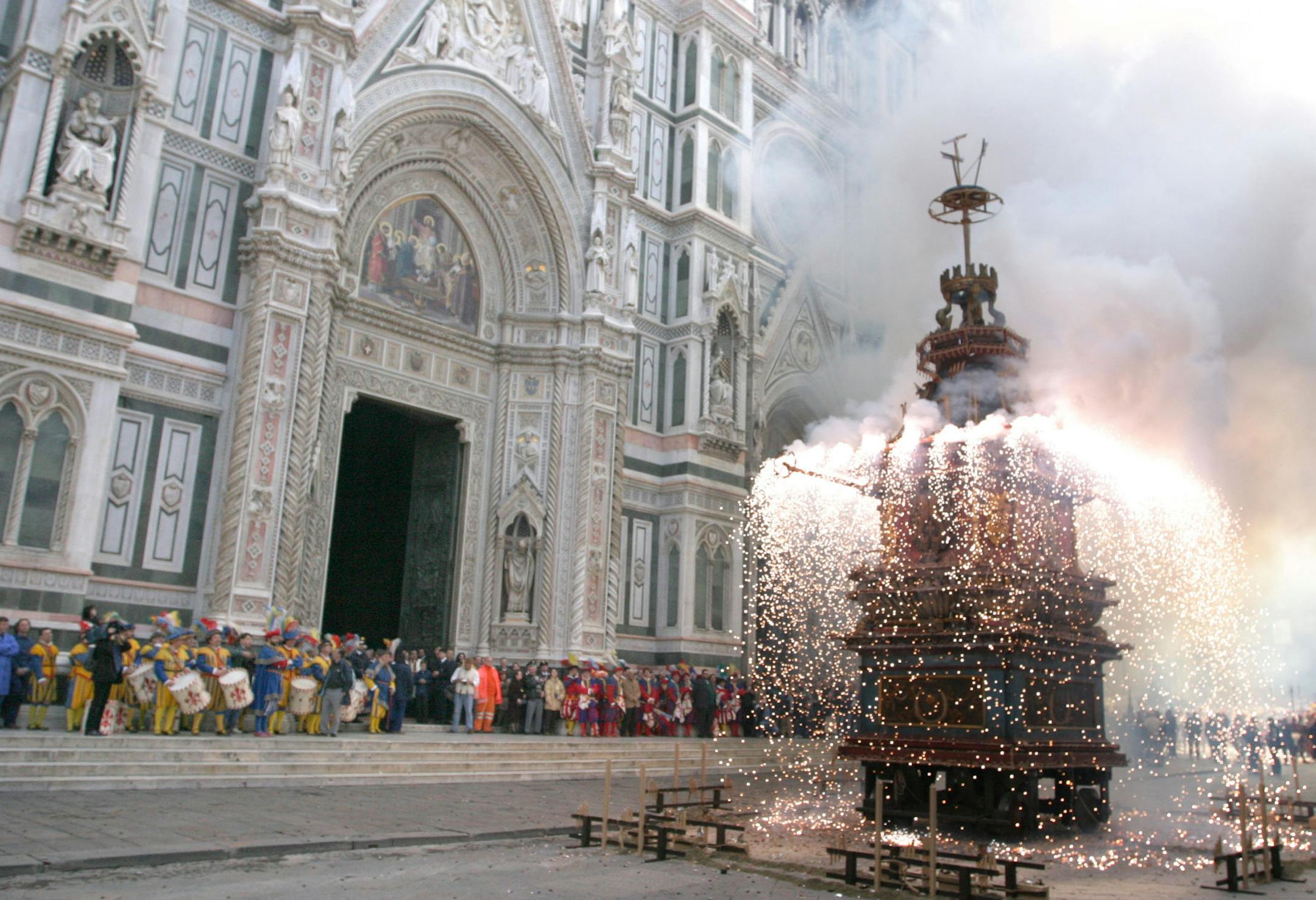 Tourists gather to watch the traditional Easter "Scoppio del Carro," (Carriage Explosion) ceremony in the Piazza del Duomo square near the entrance of the Santa Maria del Fiore Basilica, in Florence, central Italy, Sunday April 11, 2004. (AP Photo/Francesco Bellini) ORG XMIT: FLO102