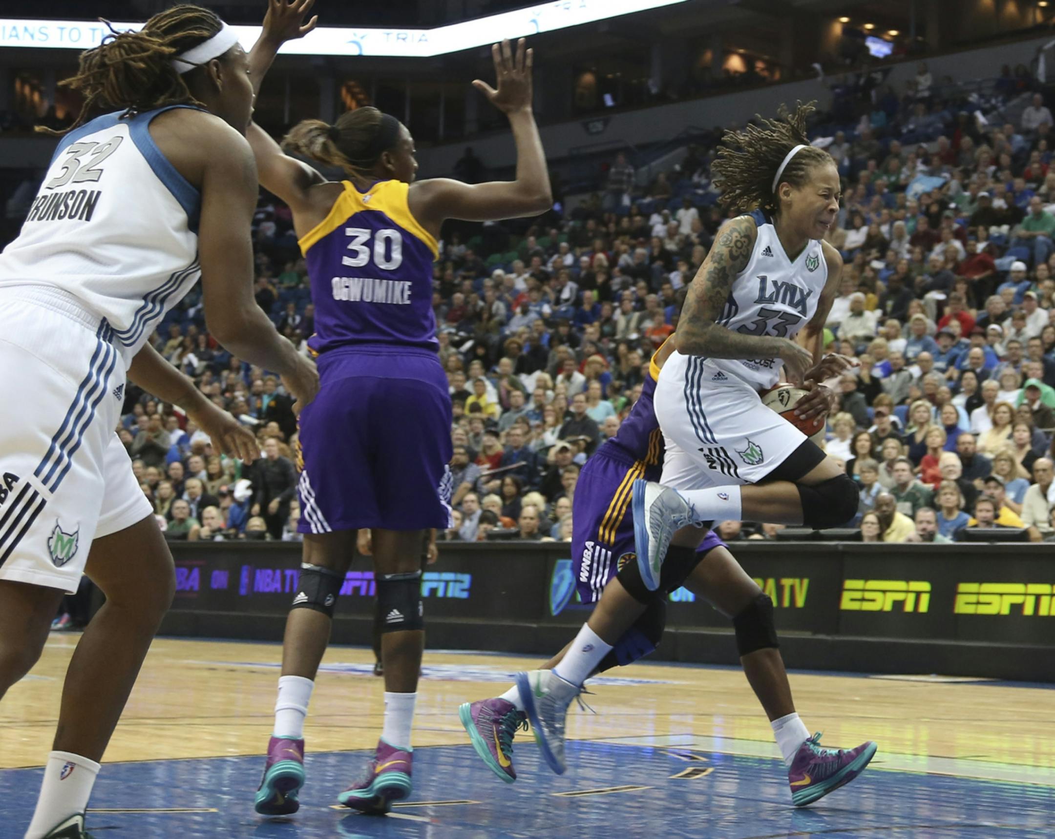 Lynx Seimone Augustus drove to the basket