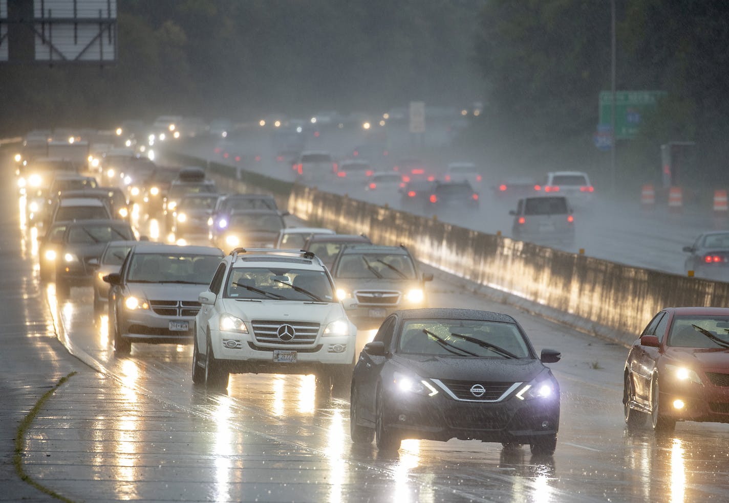 Rush hour traffic lit up the 35E as it made its way northbound toward downtown St. Paul in the rain, Thursday, September 12, 2019. The Twin Cities could see one to two inches of rain Thursday. ] ELIZABETH FLORES &#x2022; liz.flores@startribune.com