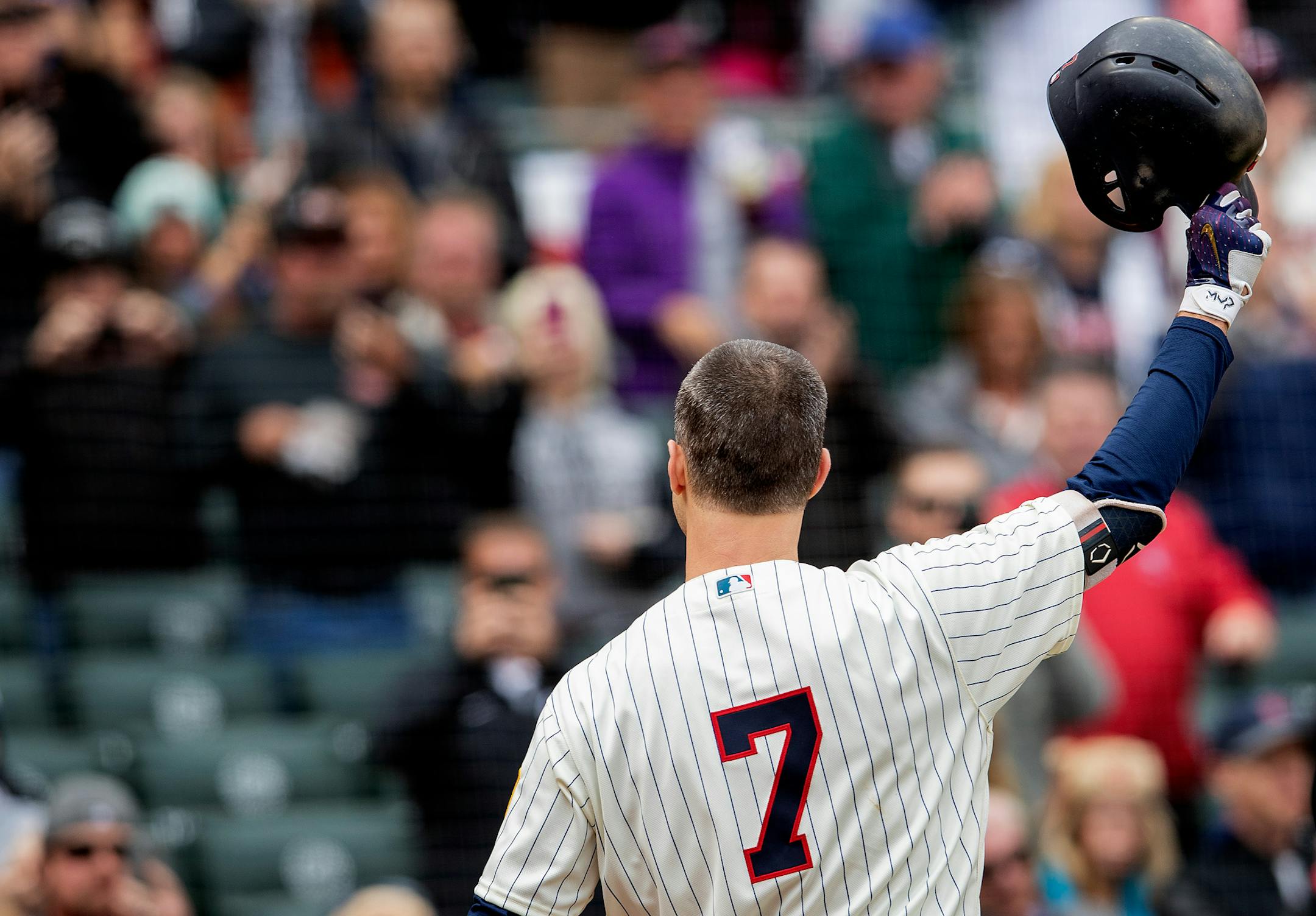 Minnesota Twins first baseman Joe Mauer tipped his hat to the cheering crowd before his first at bat on the final game of the season. ] CARLOS GONZALEZ ï cgonzalez@startribune.com ñ September 30, 2018, Minneapolis, MN, Target Field, MLB, Minnesota Twins vs. Chicago White Sox
