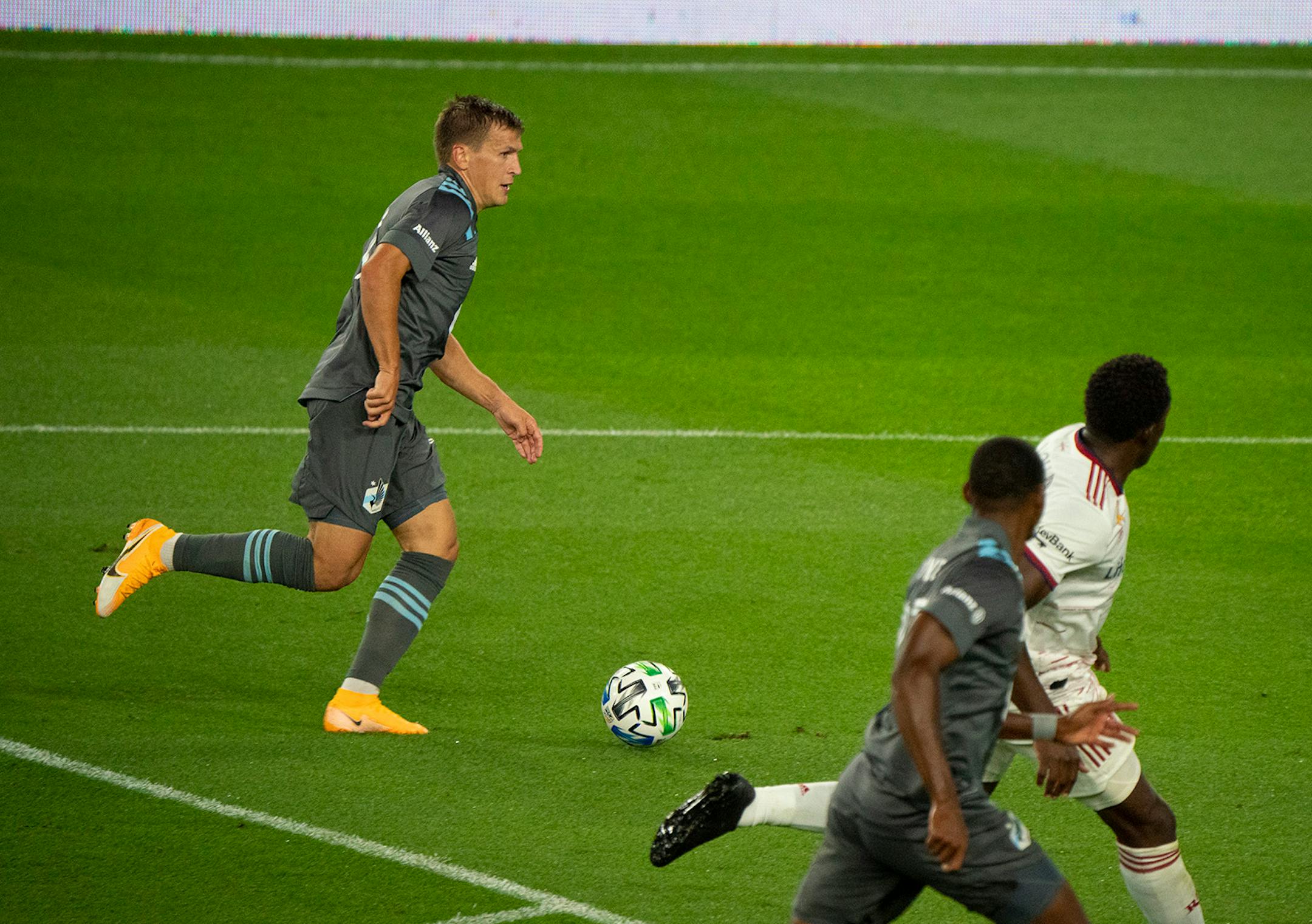 Minnesota United attacker Robin Lod (17) lined up his second half goal after a pass from midfielder Emanuel Reynoso.