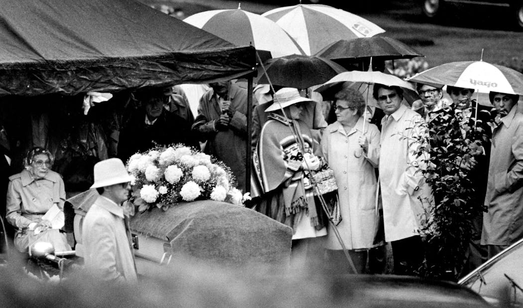 Relatives and friends gathered near the casket of Isadore Blumenfeld during burial services in 1981.