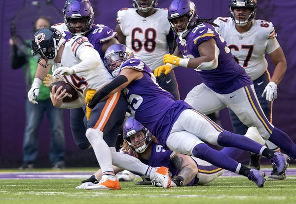 Anthony Barr of the Vikings sacks Bears quarterback Andy Dalton in the fourth quarter 