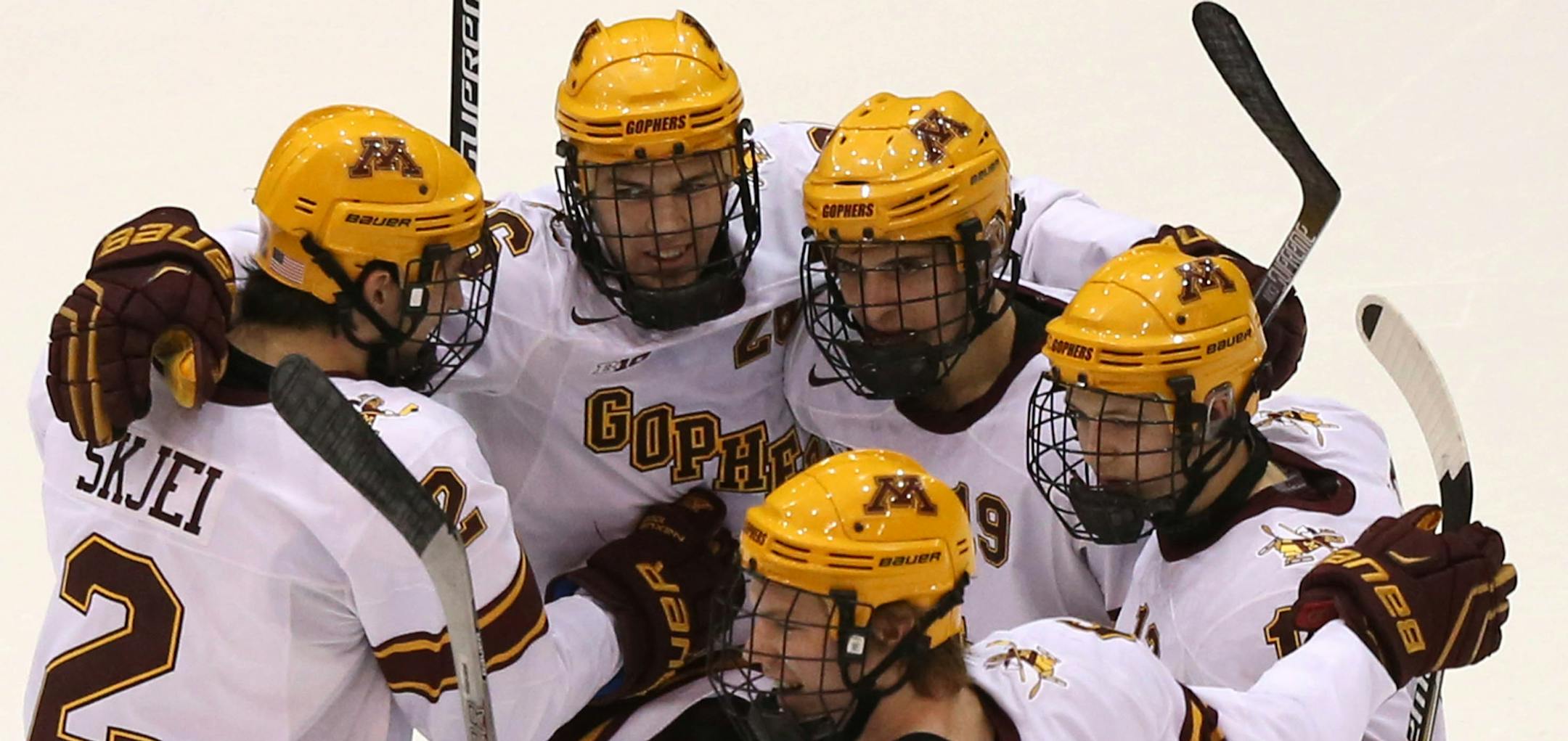 Teammates celebrated with Gopher Christian Isackson after scoring his first goal of the season during the second period. ] (KYNDELL HARKNESS/STAR TRIBUNE) kyndell.harkness@startribune.com Gophers vs Wisconsin at Mariucci Arena in Minneapolis Min., Saturday, January 17, 2014.
