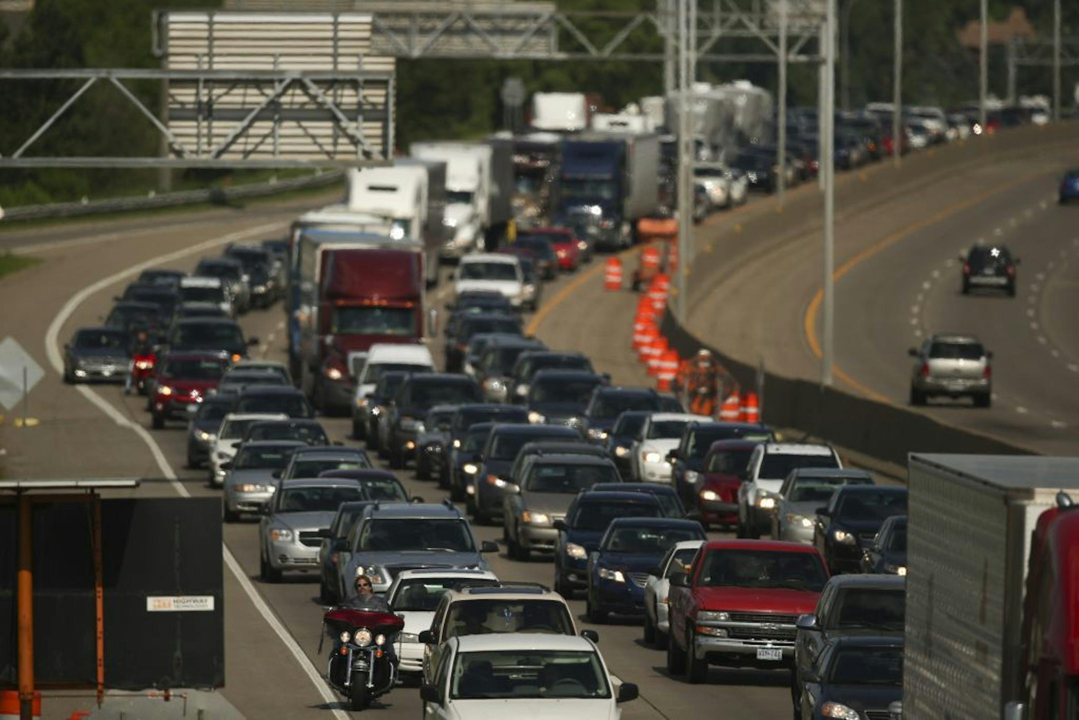 For the next five months, motorists on I-694 will face lane closures 24 hours a day between Hwy. 252 and I-35W. That's on top of work already in progress on I-694 extending east from I-35W to Hwy. 10, meaning the construction zone will extend 10 miles along the north metro's main east-west corridor. Westbound traffic on I-694 during rush hour Tuesday afternoon, June 18, 2013 in St. Paul. This view looking east from the Main St. NE bridge over the freeway in Fridley is of westbound traffic on I-6