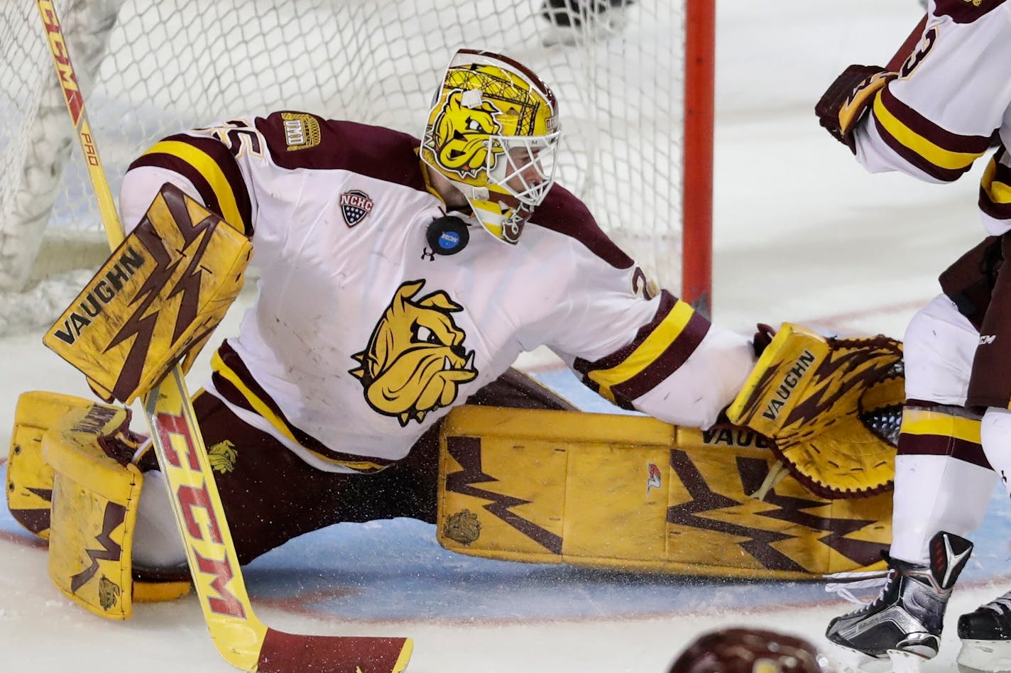 Minnesota-Duluth goalie Hunter Miska