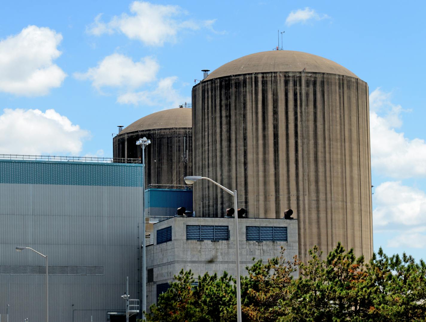 The two oldest heat-conversion units in the U.S. nuclear power industry are about to be replaced at a cost of $285 million at Xcel Energy's Prairie Island reactors in Red Wing. The steam generators are key parts of pressurized-water reactors, converting hot, radioactive fluid from the reactor core into non-radioactive steam to drive turbines. The twin 330-ton replacement units, built in France, rely on nearly 3,400 tubes -- perhaps the weakest link in the technology -- to transfer the heat.] Ric