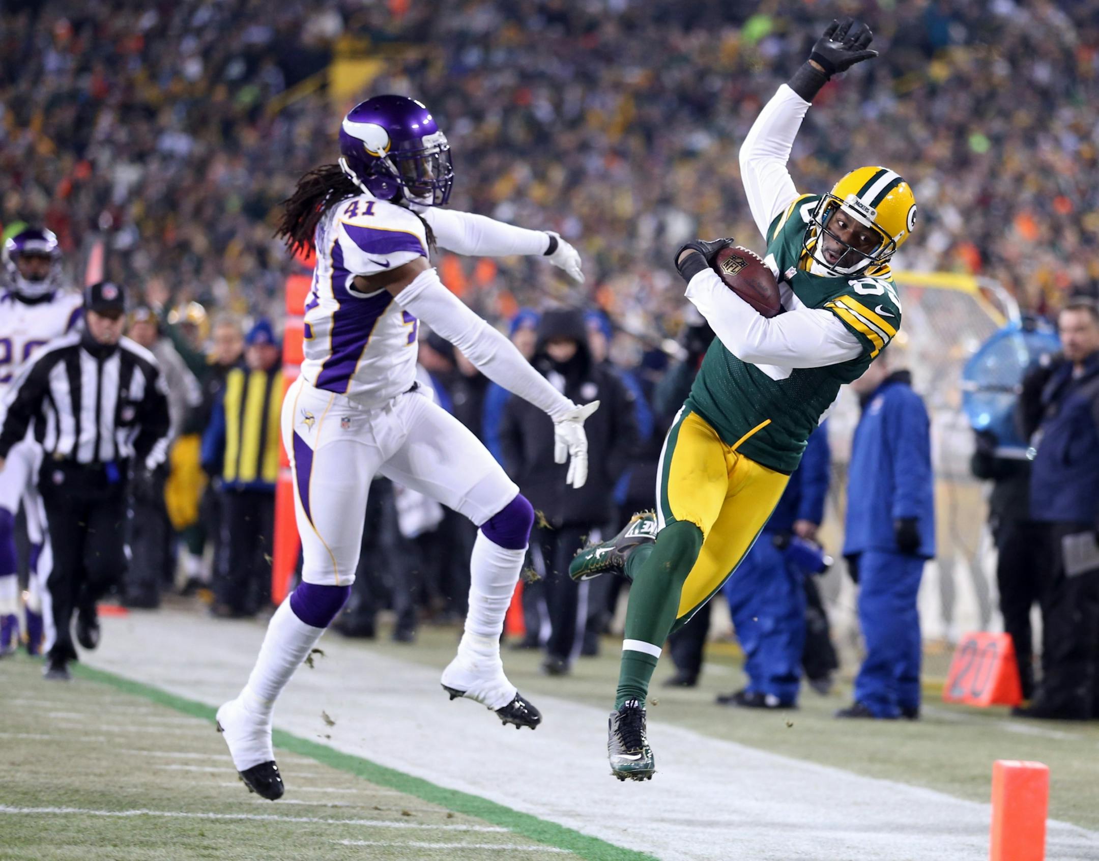 Wide receiver Greg Jennings caught a 32-yard pass from Aaron Rodgers and was pushed out of bounds by safety Mistral Raymond.