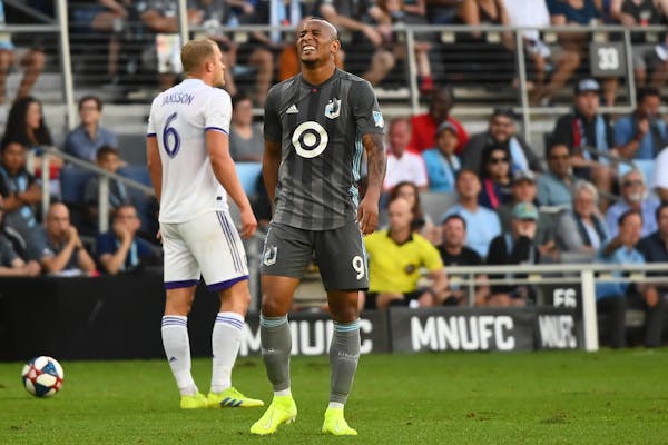 Minnesota United forward Angelo Rodriguez (9) held the back of his leg after an injury in the first half against Orlando City. ] Aaron Lavinsky • aa