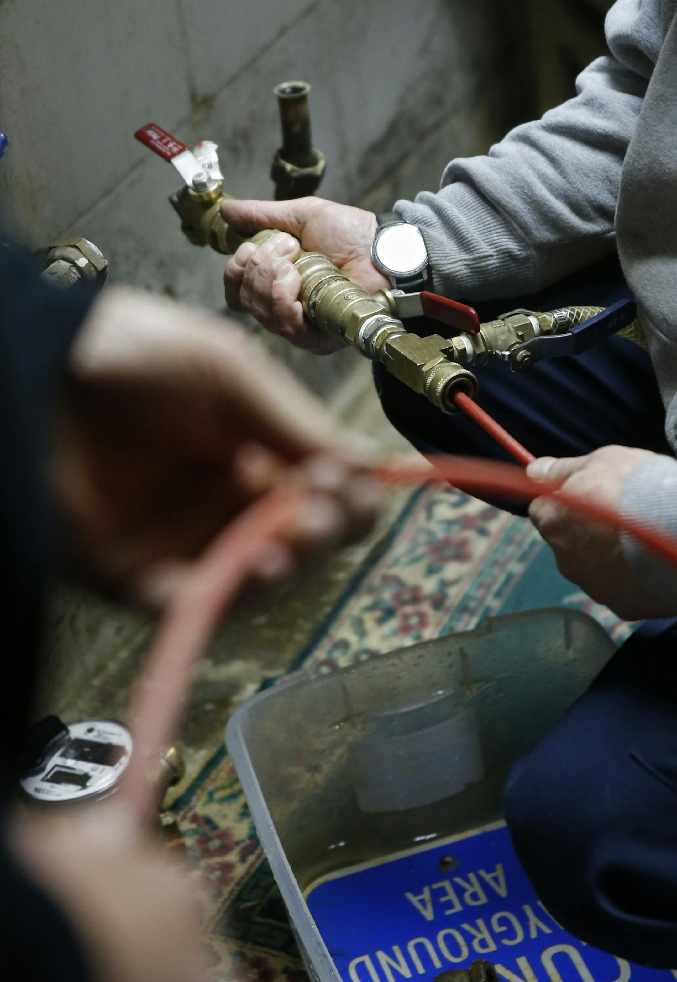 On the 400 block of Glenwood Ave. in Roseville, utilities worker Jason Hill used a high pressure, hot water snake hose to try to melt the ice between the house and the street main. ]richard tsong-taatarii/rtsong-taatarii@startribune.com