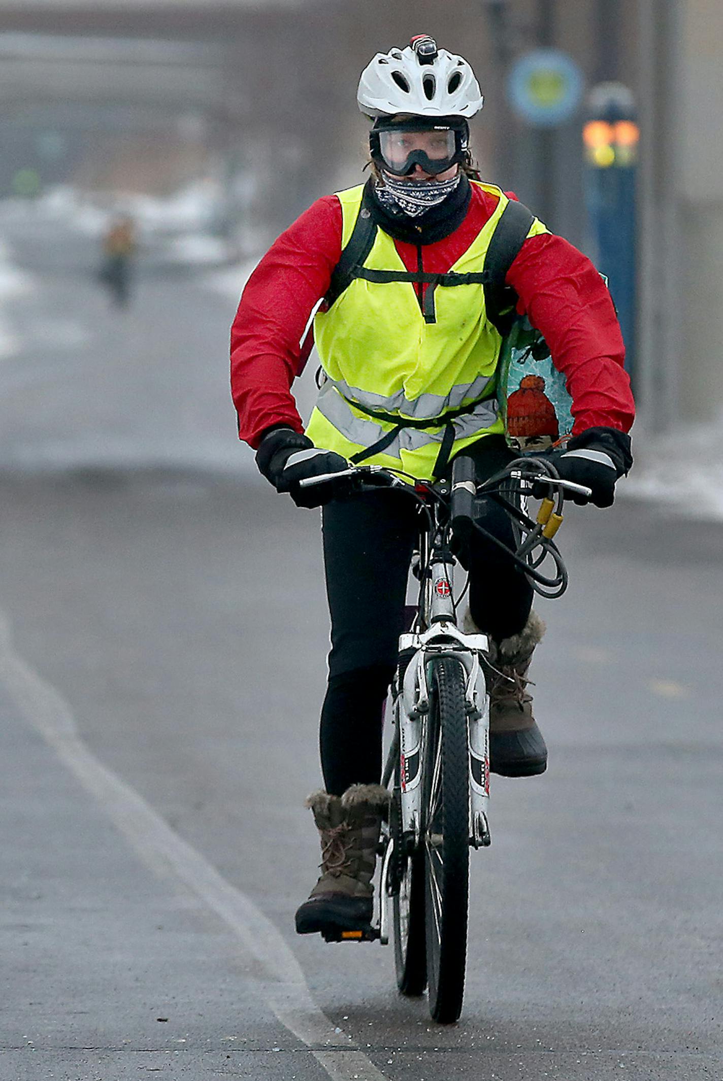 Bike commuters made their way along the Greenway, Monday, January 25, 2016 in Minneapolis, MN. ] (ELIZABETH FLORES/STAR TRIBUNE) ELIZABETH FLORES &#x2022; eflores@startribune.com