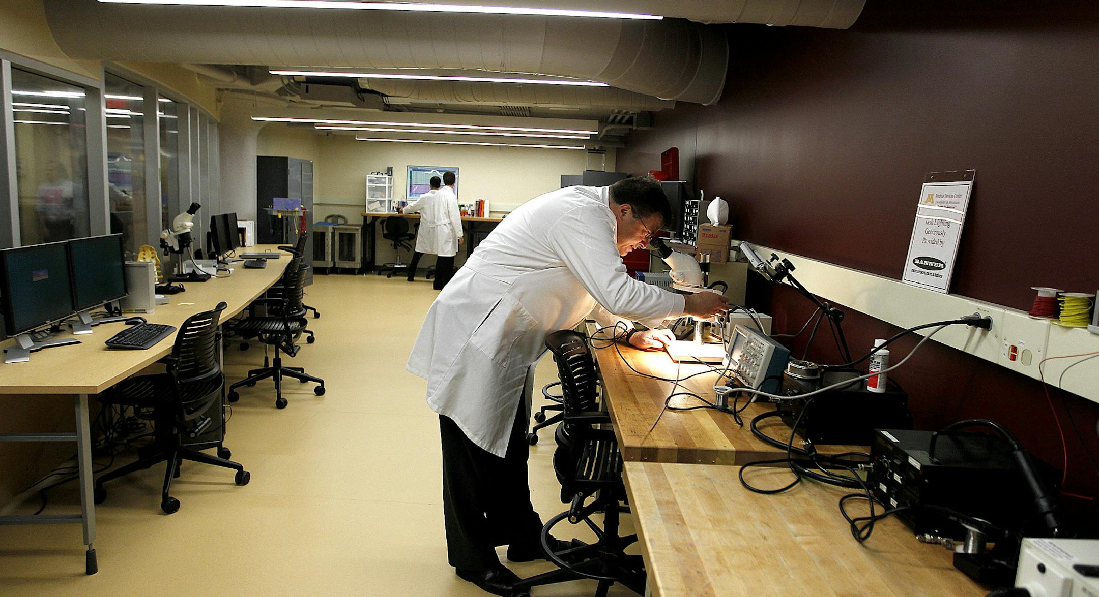 Doug Post viewed a catheter through a microscope at the University of Minnesota’s new Medical Devices Center on Monday. ELIZABETH FLORES • eflores@startribune.com