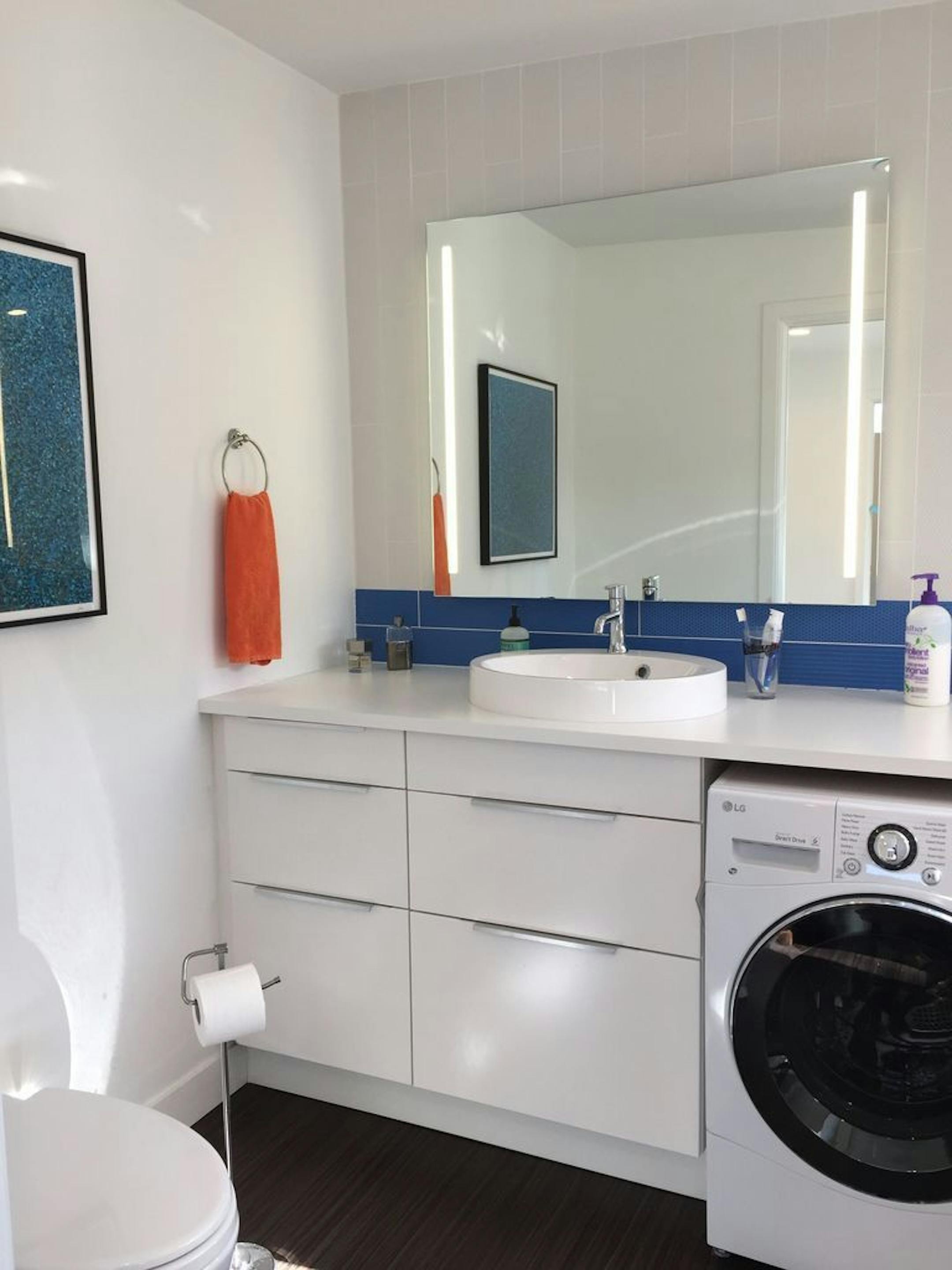 The bathroom includes a washer/dryer.