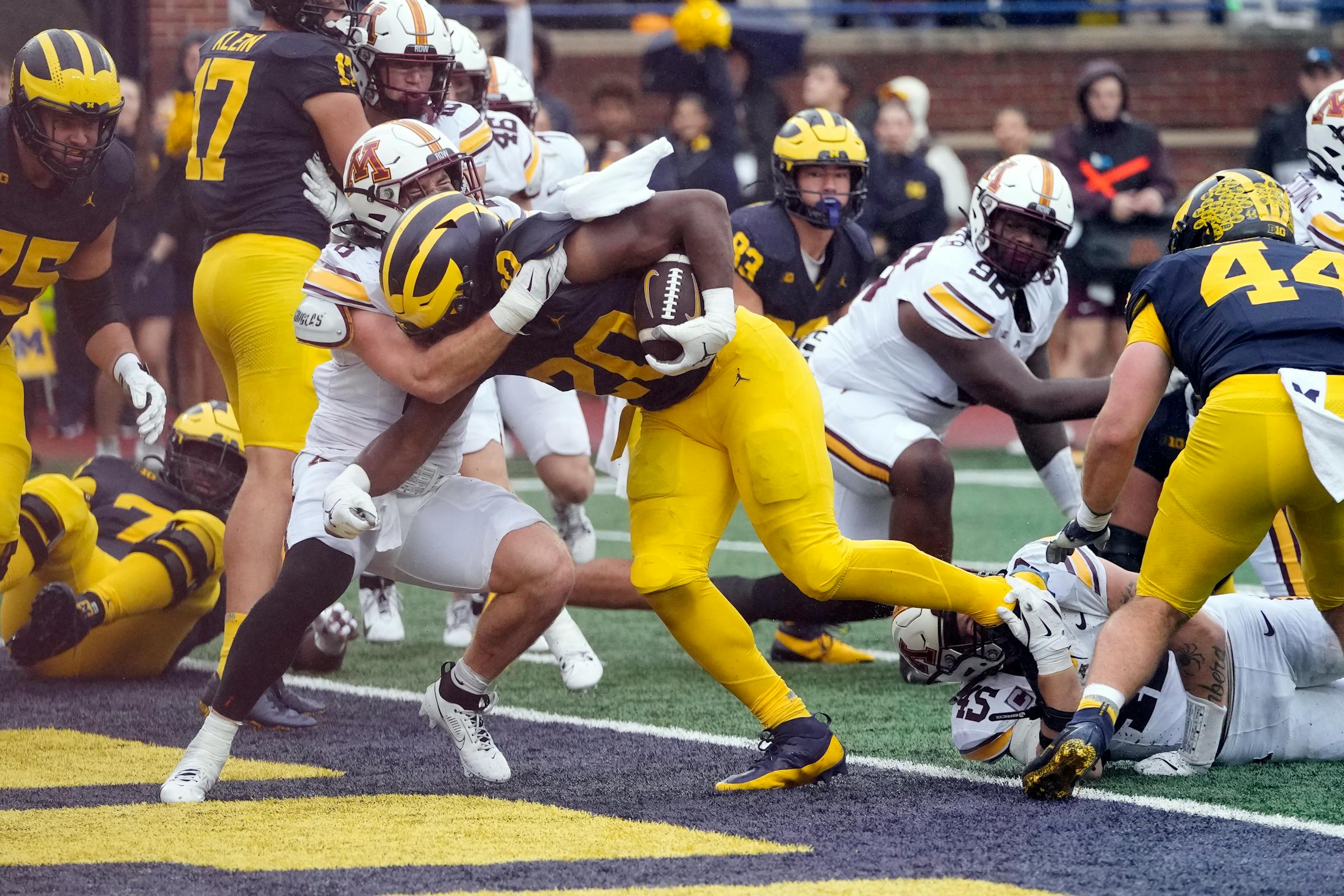 O rali do quarto quarto não é suficiente para o futebol Gophers contra o número 12 de Michigan