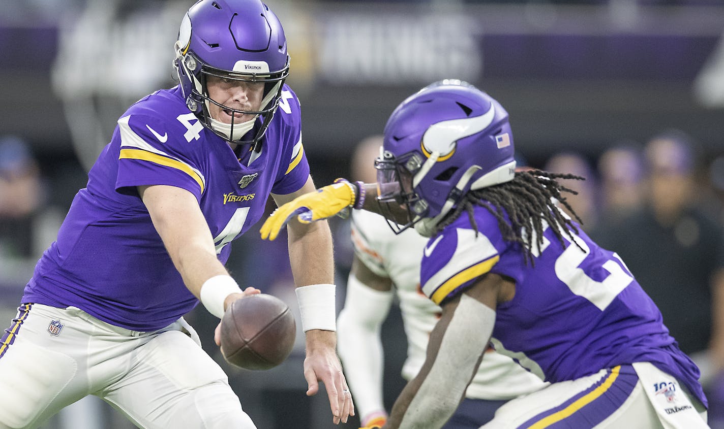 Minnesota Vikings quarterback Sean Mannion handed the ball to Minnesota Vikings running back Mike Boone for a 41-yard run in the second quarter. ] ELIZABETH FLORES &#x2022; liz.flores@startribune.com The Minnesota Vikings take on the Chicago Bears at U.S. Bank Stadium, Sunday, December 29, 2019 in Minneapolis, MN.